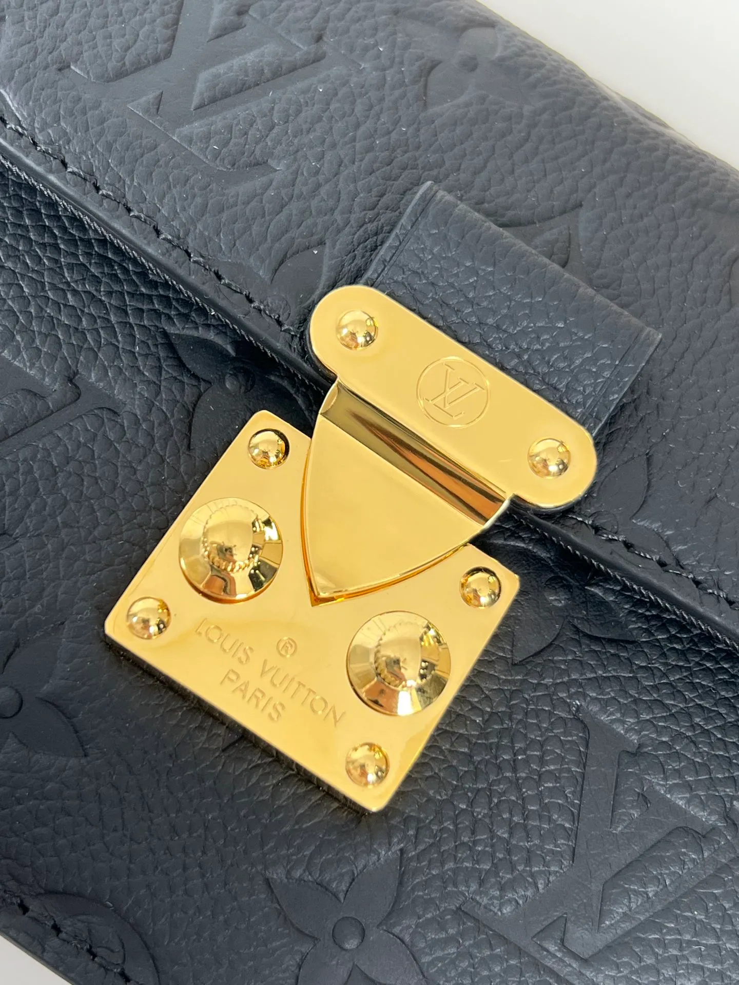 P960 "With full set of counter packaging"🇫🇷Exclusive real shot of super original leather M82637! The Wallet On Chain Metis bag is made from grained Monogram Empreinte leather, embossed with the brand's Monogram pattern. The distinctive appearance, with its trapezoidal design and front flap secured with an S-lock, is inspired by the classic Louis Vuitton luggage. Detachable chain allows for cross-body wear. Size: 19×11×5.5cm