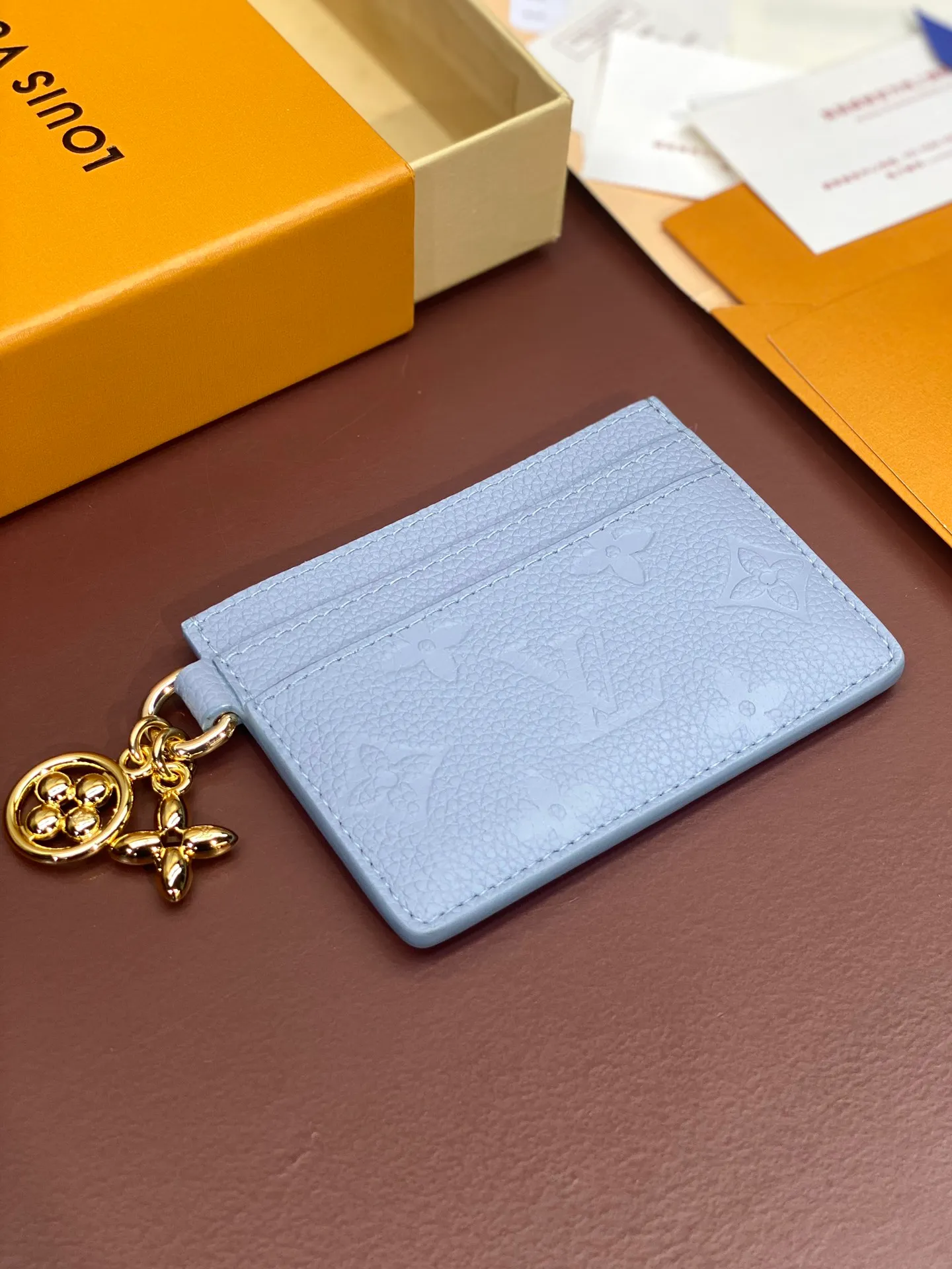 💰340 M82132 Haze Blue! [Pocket Card Holder Wallet] "Porto Cult LV Charm" made of Monogram Unplant leather. There are 2 card slots on each side and 1 large slot in the middle, for a total of 5 card slots, which is suitable for daily use. Decorated with 2 Monogram Flower pattern pendants, it adds an extremely feminine impression. Dimensions: 10.2 x 7.3 x 0.3 cm. .