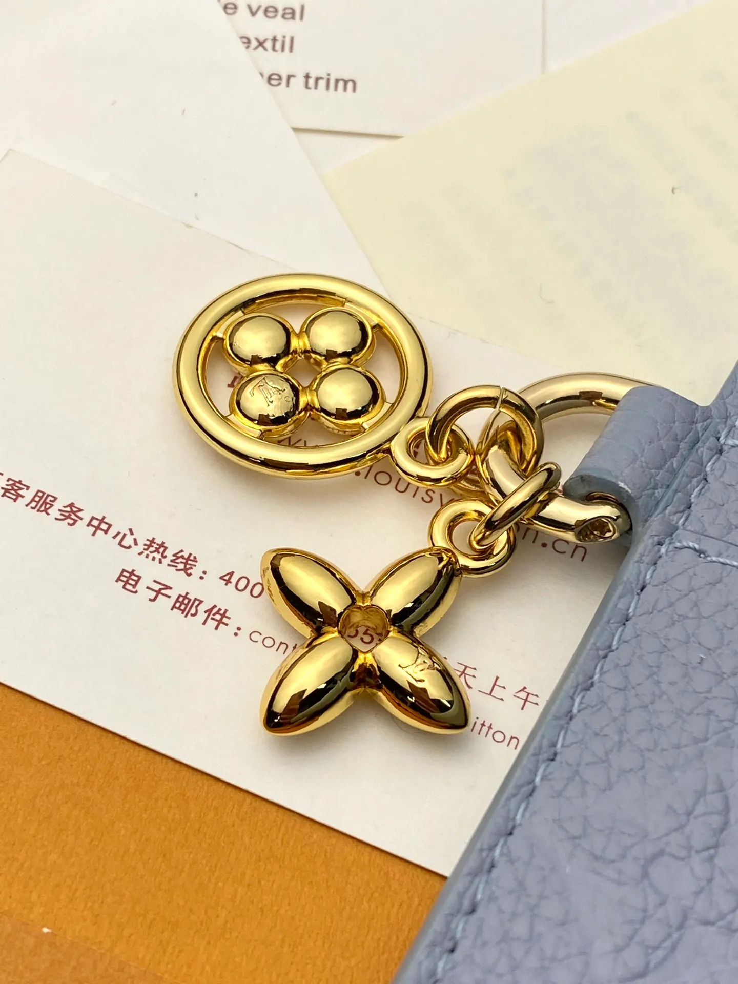 💰340 M82132 Haze Blue! [Pocket Card Holder Wallet] "Porto Cult LV Charm" made of Monogram Unplant leather. There are 2 card slots on each side and 1 large slot in the middle, for a total of 5 card slots, which is suitable for daily use. Decorated with 2 Monogram Flower pattern pendants, it adds an extremely feminine impression. Dimensions: 10.2 x 7.3 x 0.3 cm. .