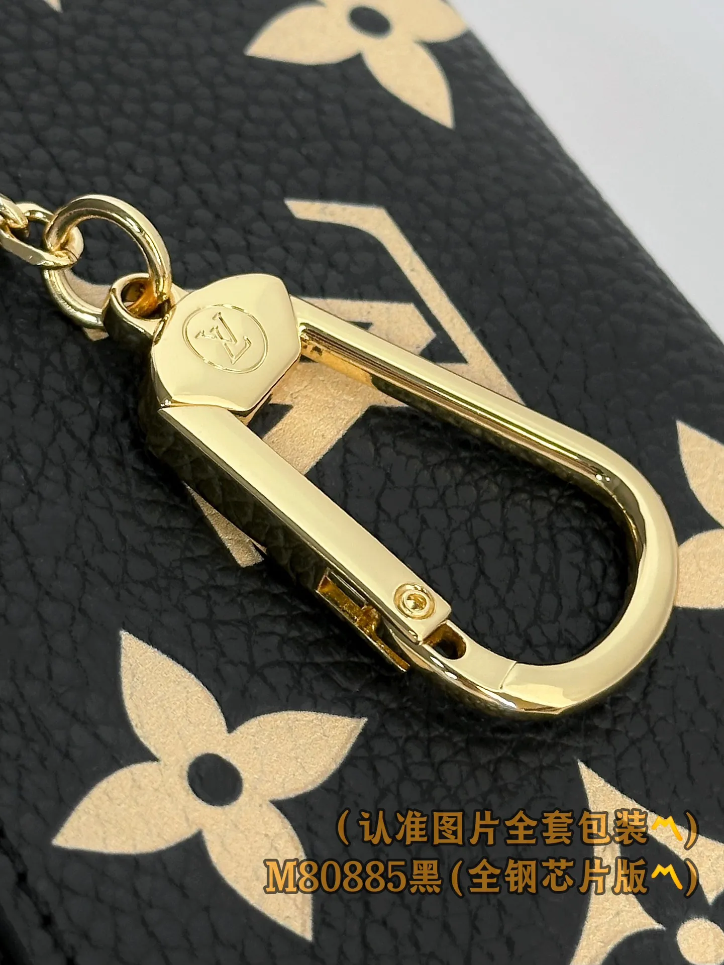 M80885 black silk screen! (〽️A grade all steel〽️) personalized customized version! Key Coin, this key coin purse is made of two-tone Monogram Empreinte leather. Its elegant and practical design features a secure zipper closure. It can store keys and other small items such as change, cards or lipstick. It can be hung on a handbag or belt, or can be hung on the D-ring buckle of other Louis Vuitton handbags.  12 x 7 x 1.5 cm (length x height x width). Special grade 290