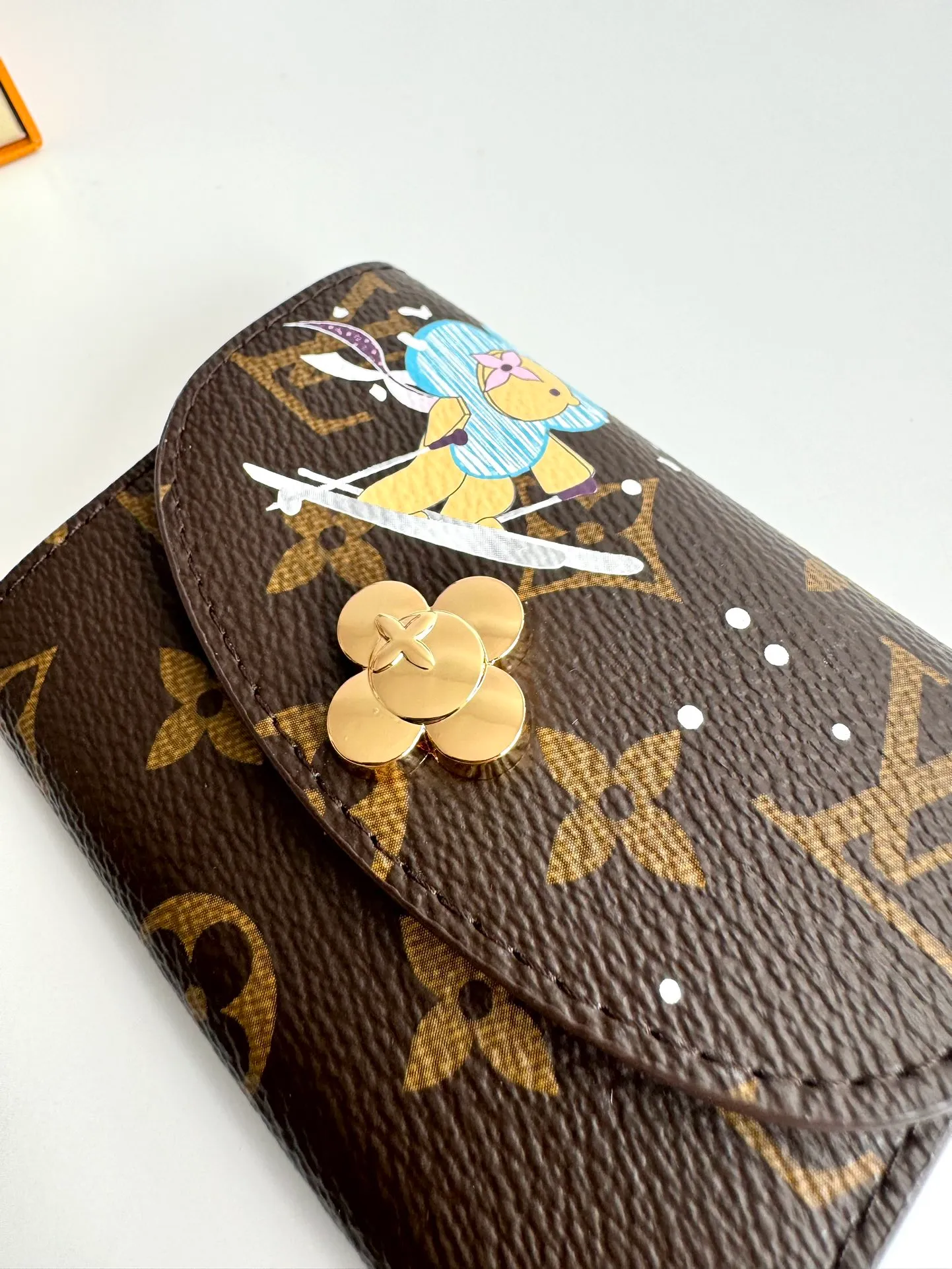 P340🇫🇷Exclusive real shot of overseas original single M12239! This Rosalie coin purse appears in the Candy Factory series in classic Monogram canvas. It places the brand mascot in the heart-shaped candy cane pattern, making it an exquisite gift for Vivienne fans. Open the Vivienne-shaped snap button to reveal multiple pockets to securely store change, banknotes and cards. Size: 11×8×2.5cm