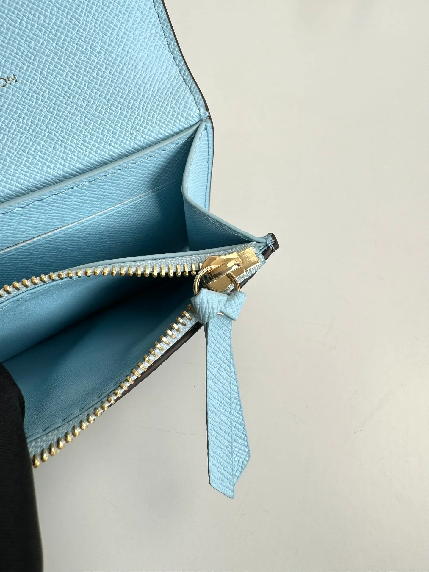P340🇫🇷Exclusive real shot of overseas original single M12239! This Rosalie coin purse appears in the Candy Factory series in classic Monogram canvas. It places the brand mascot in the heart-shaped candy cane pattern, making it an exquisite gift for Vivienne fans. Open the Vivienne-shaped snap button to reveal multiple pockets to securely store change, banknotes and cards. Size: 11×8×2.5cm