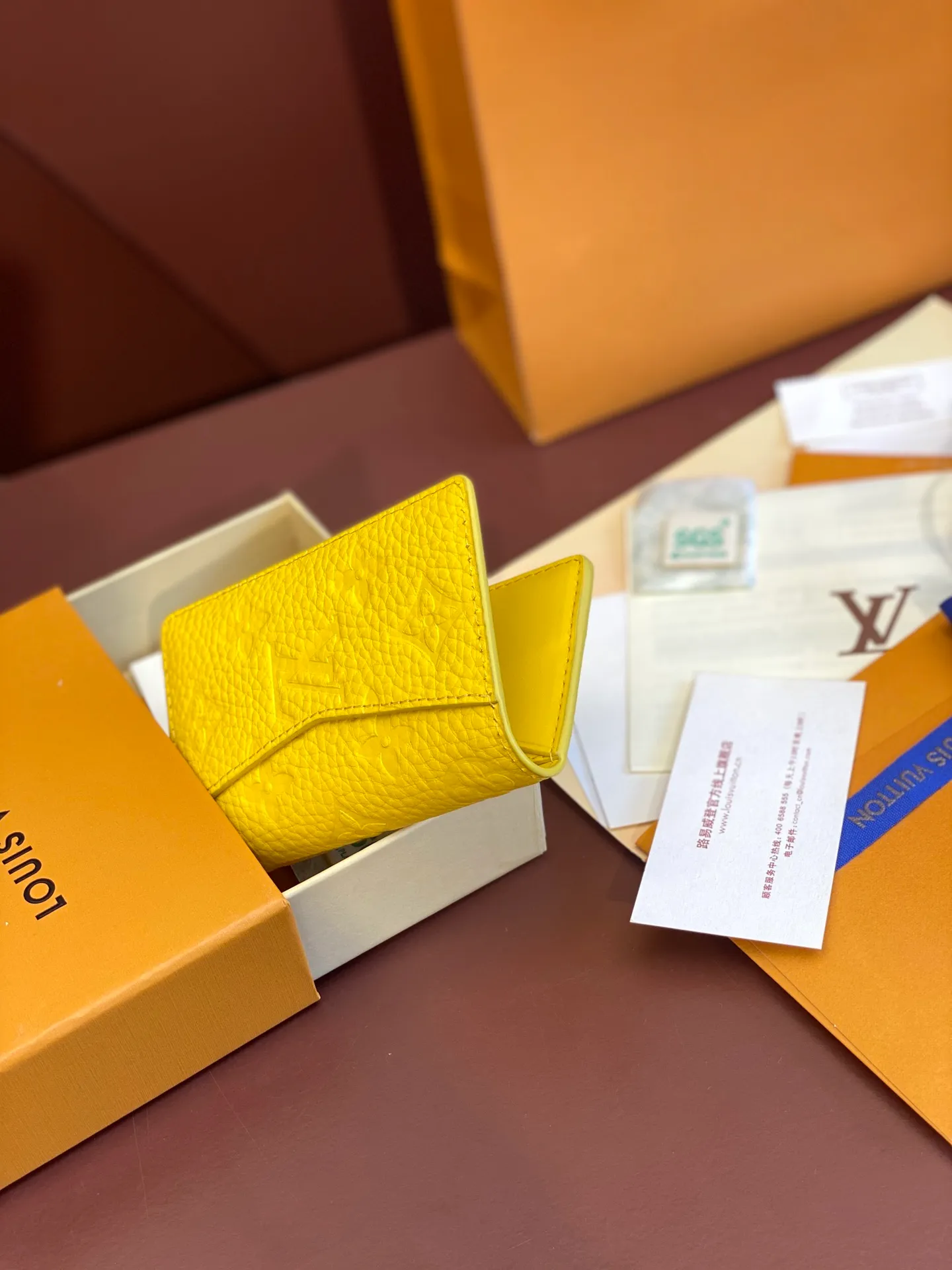 💰340 M83069 Yellow! Chip version, (made of top-grain cowhide), this pocket wallet is made of full-grain Taurillon leather, with subtle embossed LV letters and Monogram flowers. The compact design has an inner pocket and an outer pocket for easy access to credit cards or transportation cards. Detailed features 7.5 x 11.1 x 1 cm (length x height x width).