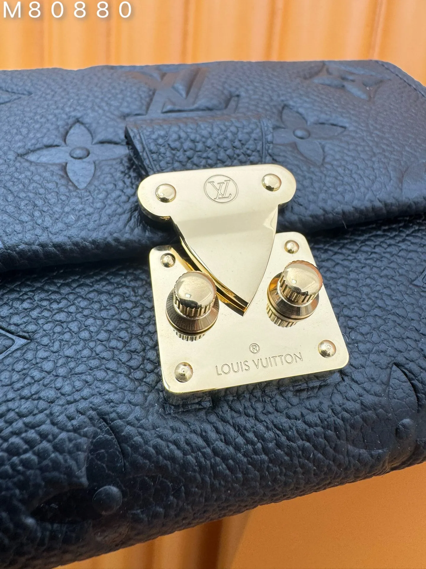 M80880 "Special Duty Free" ♻️[Official special edition·First class material·All steel hardware·French chips·Full set of packaging] Métis short wallet inherits the inspiration of Métis leather goods series and embosses the classic Monogram pattern on soft Monogram Empreinte leather. The pocket S-lock lock secures the flap, continuing the classic Louis Vuitton hard case elements. The elegant construction offers ample interior space, including a zipped accordion coin pocket, patch pockets and card slots. 11.5x8.5x4cm 💰860
