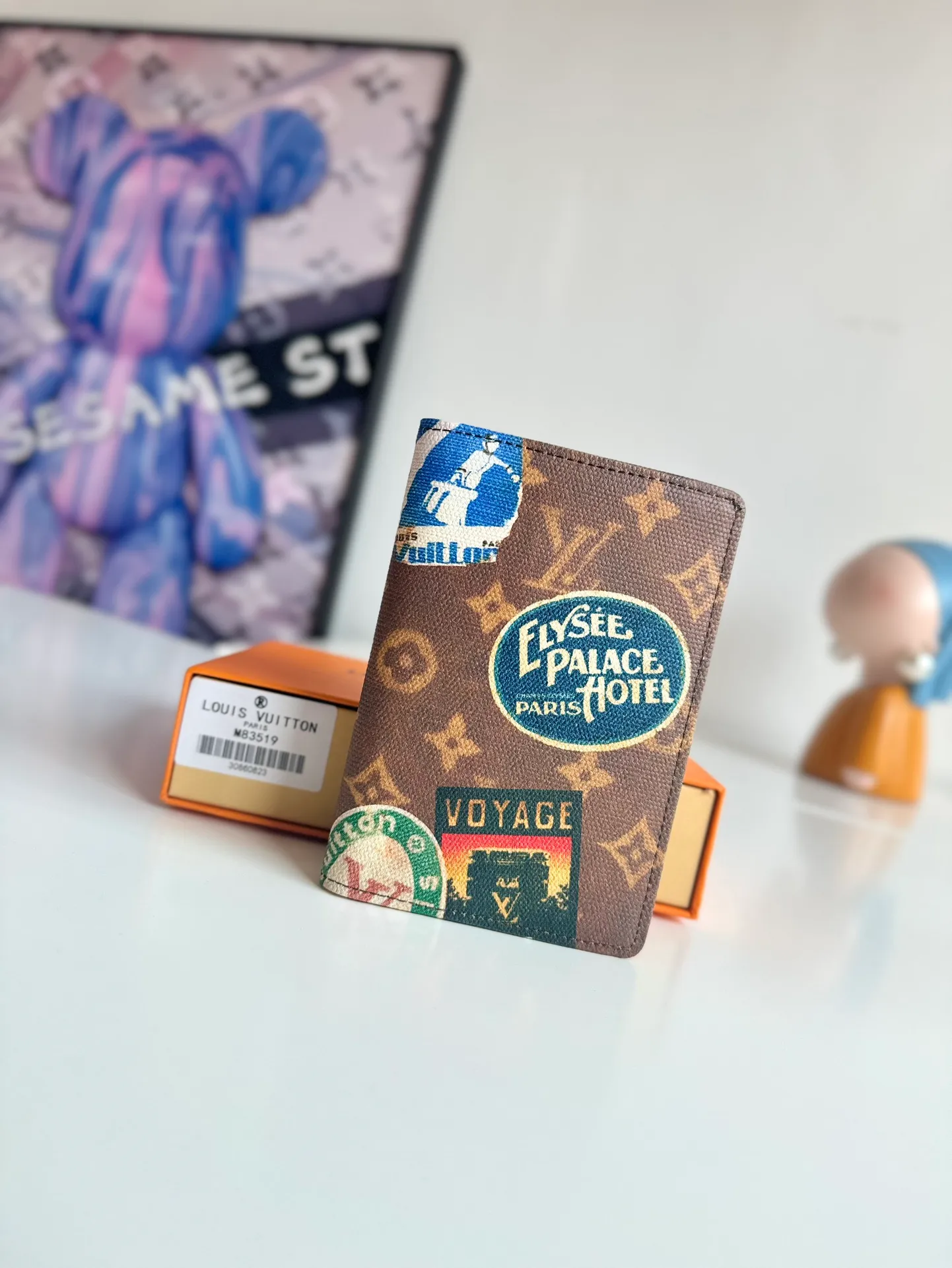 P340🇫🇷Exclusive real shot of overseas original single M83519! This passport cover is made of Monogram canvas, and the vintage hotel labels collected by Louis Vuitton's grandson Gaston-Louis Vuitton in the early 20th century are turned into prints, paying tribute to the free and uninhibited travel spirit of the Flight Mode series. Featuring leather lining and card compartment. Size: 14×10×2.5cm