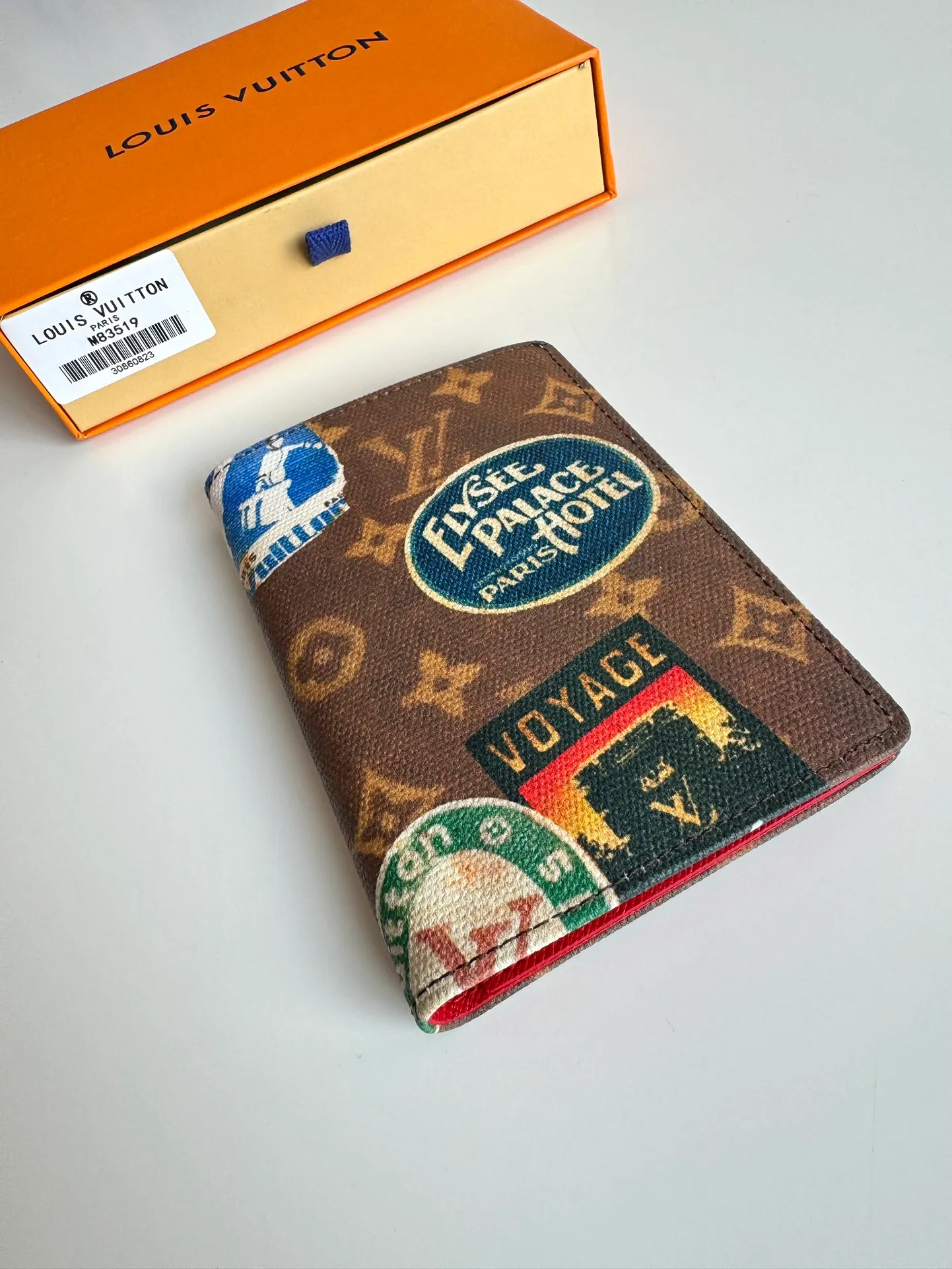 P340🇫🇷Exclusive real shot of overseas original single M83519! This passport cover is made of Monogram canvas, and the vintage hotel labels collected by Louis Vuitton's grandson Gaston-Louis Vuitton in the early 20th century are turned into prints, paying tribute to the free and uninhibited travel spirit of the Flight Mode series. Featuring leather lining and card compartment. Size: 14×10×2.5cm