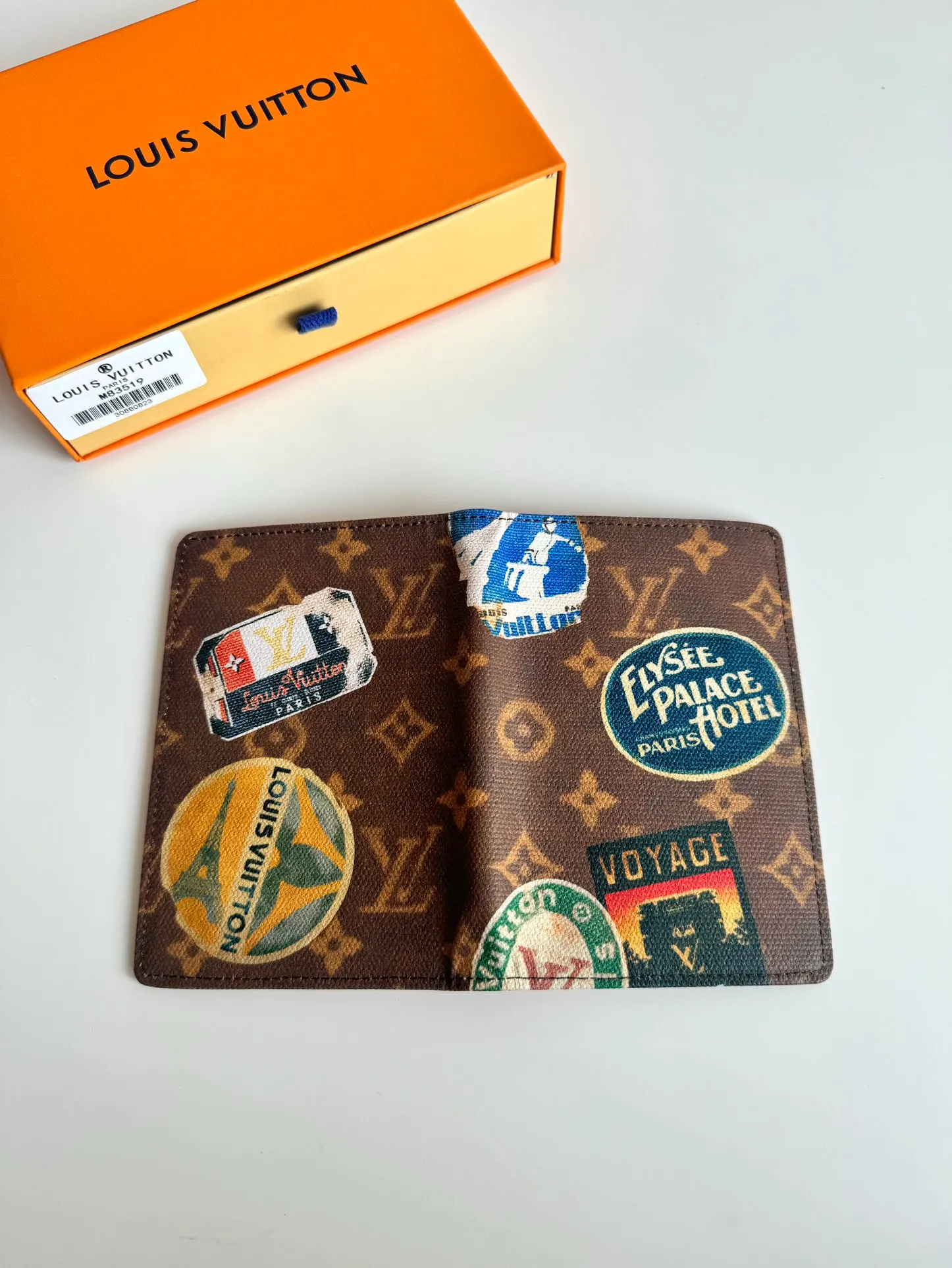 P340🇫🇷Exclusive real shot of overseas original single M83519! This passport cover is made of Monogram canvas, and the vintage hotel labels collected by Louis Vuitton's grandson Gaston-Louis Vuitton in the early 20th century are turned into prints, paying tribute to the free and uninhibited travel spirit of the Flight Mode series. Featuring leather lining and card compartment. Size: 14×10×2.5cm