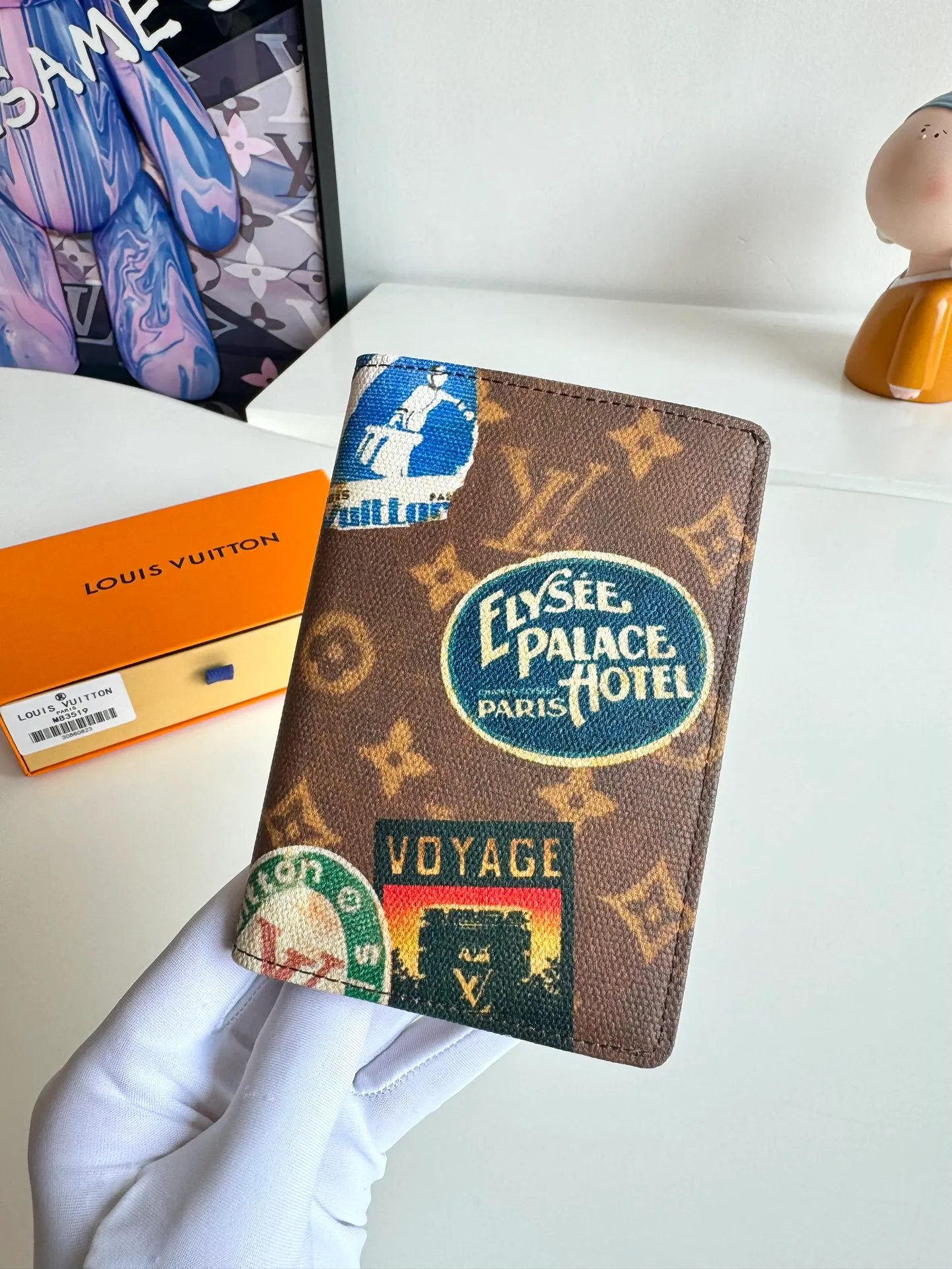 P340🇫🇷Exclusive real shot of overseas original single M83519! This passport cover is made of Monogram canvas, and the vintage hotel labels collected by Louis Vuitton's grandson Gaston-Louis Vuitton in the early 20th century are turned into prints, paying tribute to the free and uninhibited travel spirit of the Flight Mode series. Featuring leather lining and card compartment. Size: 14×10×2.5cm