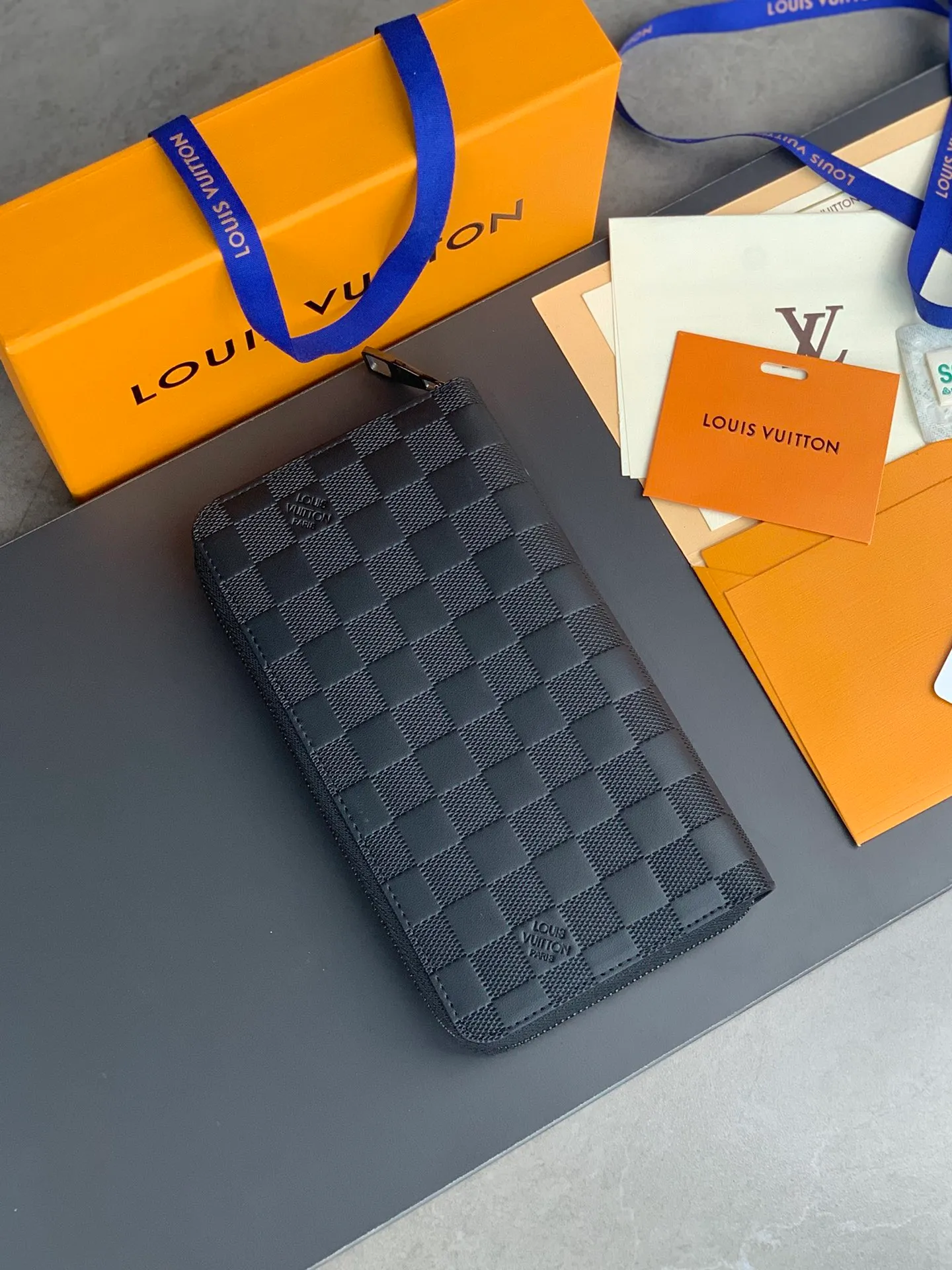 The N60003 pressed zippy zipper wallet is one of Louis Vuitton's classic designs. This wallet is made of Damier and is made of imported cowhide. It can hold banknotes, credit cards, small change and documents, etc. 21x11.5cm. 💰640