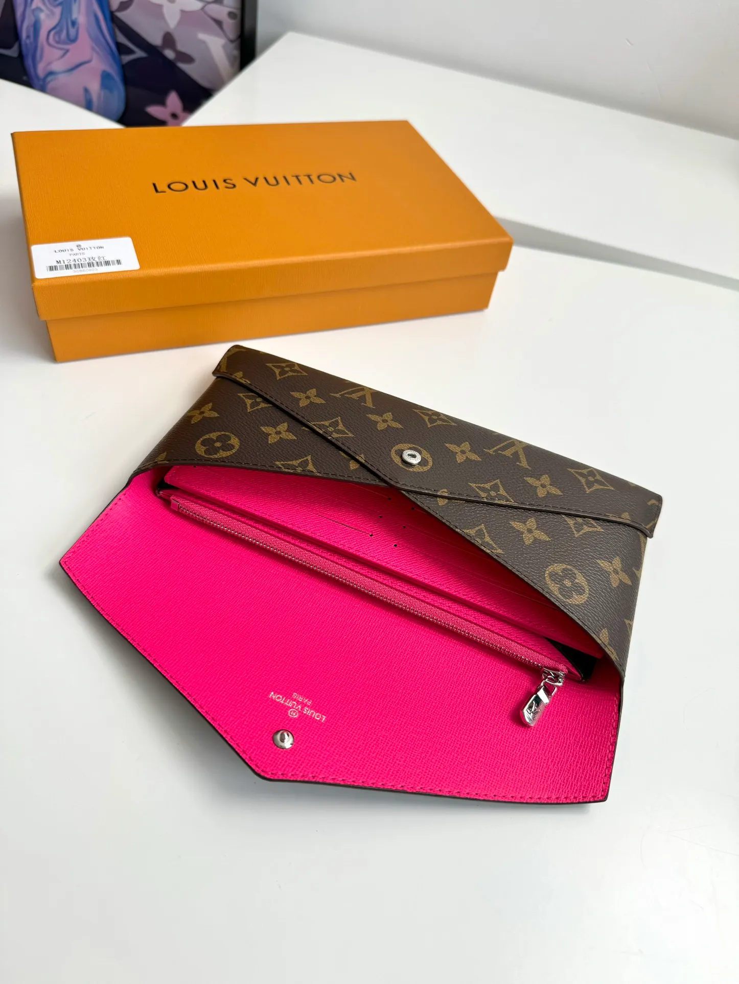 P520🇫🇷Exclusive real shot of overseas original single M12403! The Kirigami Organizer Wallet is named after the Japanese art of paper cutting. Monogram coated canvas creates a fluid structure, while grained leather lining adds pop of color. Equipped with a removable zipper pocket and a card compartment patch pocket for convenient storage of important documents. Size: 23×11×2cm