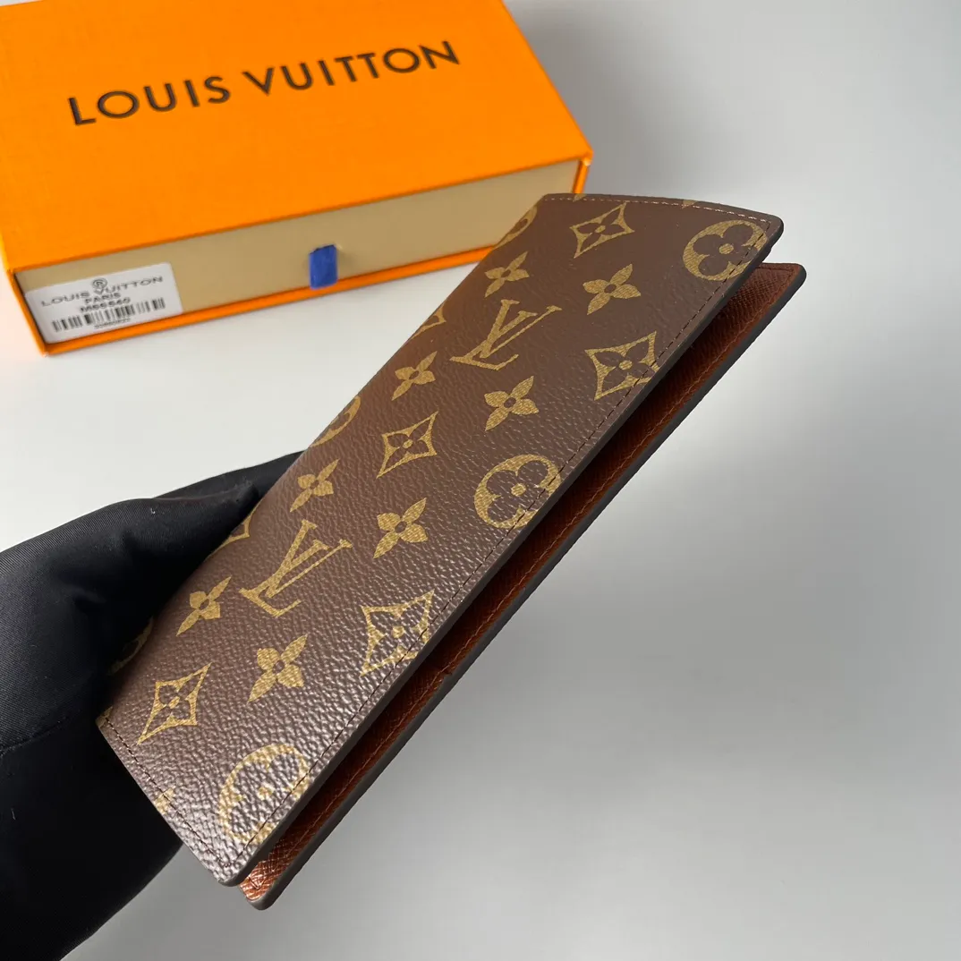 P340🇫🇷Exclusive real shot of overseas original single M66540! This canvas wallet exudes unstoppable masculinity. It's spacious and functional and can easily be stowed away in a coat pocket. Can hold change, credit cards and banknotes. Size: 19X10cm