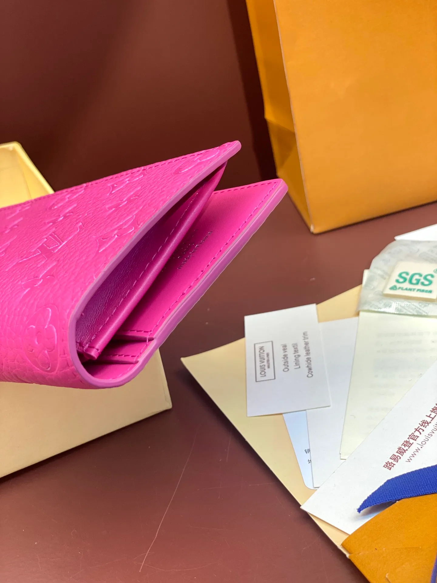 💰 480 M69038 rose red! The chip version, (made of top-grain cowhide) Brazza wallet is made of soft Taurillon leather embossed with the Monogram pattern. It has various card slots, pockets and a large zippered coin compartment. It has ample capacity and can easily fit in most jacket pockets. Dimensions 10 x 19 x 2 cm (length x height x width).
