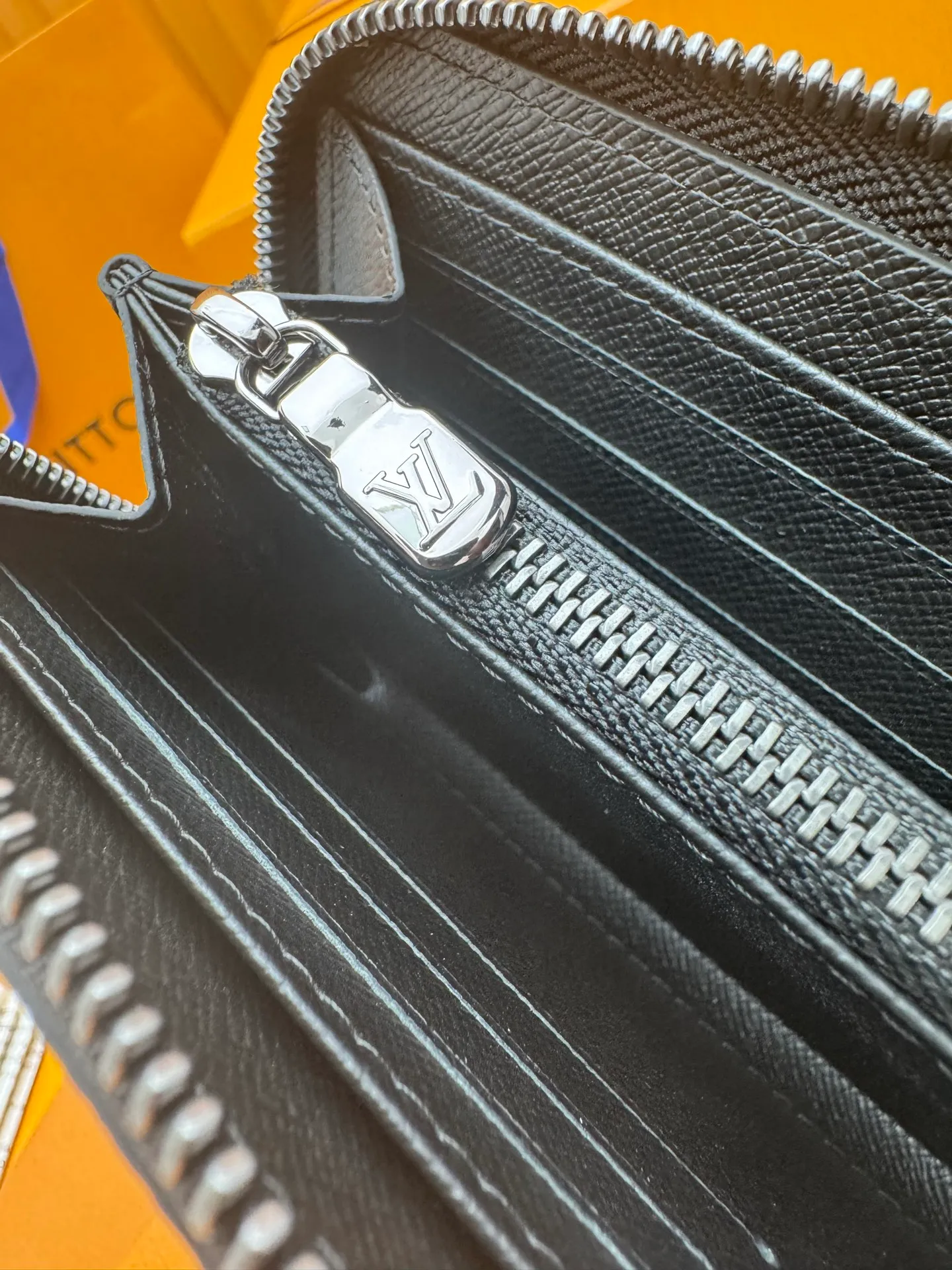 M11611 "Special Duty Free" ♻️ [Official special edition·First-class material·All-steel hardware·Dynamic chip·Full set of packaging] The horizontal Zippy wallet horizontal section is made of Monogram Eclipse canvas and equipped with ruthenium-colored metal accessories. This is a reimagining of the traditional vertical Zippy wallet, adopting a horizontal design to enhance its functionality. The practical design of this zippered wallet includes a main compartment with a zippered pocket in the center; six card slots on each side; and two flat pockets for banknotes or receipts. 21x10x2.5cm 💰740