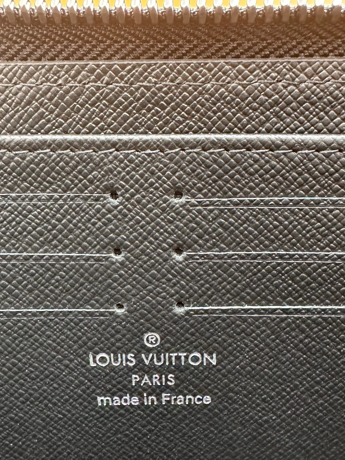 M11611 "Special Duty Free" ♻️ [Official special edition·First-class material·All-steel hardware·Dynamic chip·Full set of packaging] The horizontal Zippy wallet horizontal section is made of Monogram Eclipse canvas and equipped with ruthenium-colored metal accessories. This is a reimagining of the traditional vertical Zippy wallet, adopting a horizontal design to enhance its functionality. The practical design of this zippered wallet includes a main compartment with a zippered pocket in the center; six card slots on each side; and two flat pockets for banknotes or receipts. 21x10x2.5cm 💰740