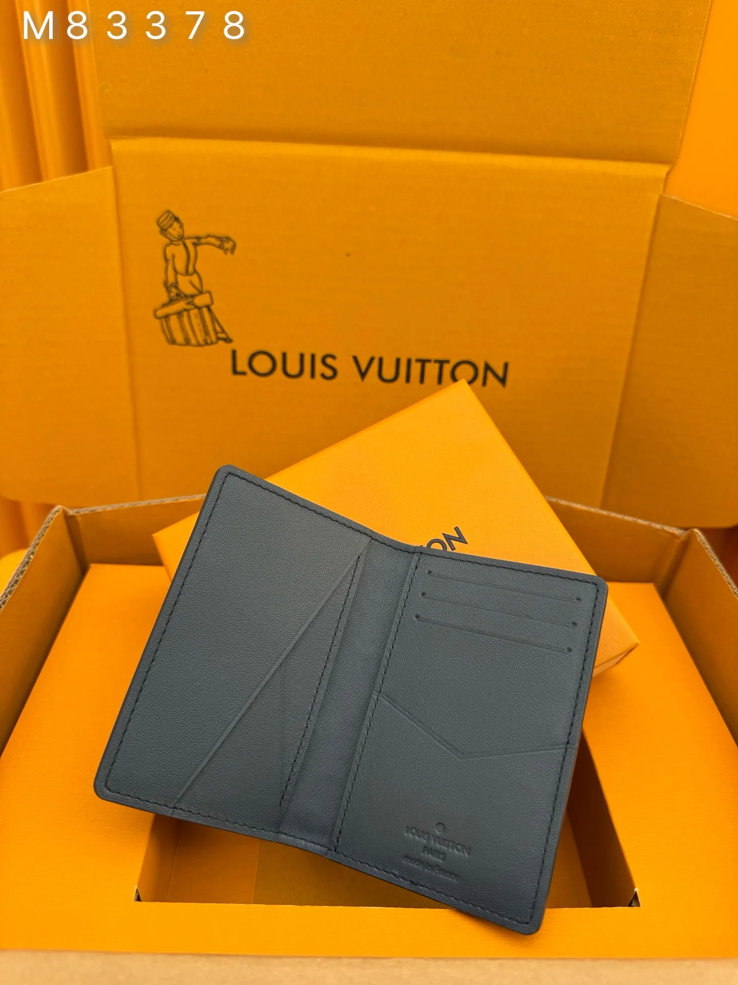 M83378 "Special Duty Free" ♻️[Official special edition·First-class material·All-steel hardware·French chips·Full set of packaging] This Multiple wallet is made of smooth cow leather, using printing and embossing techniques to reproduce the Monogram pattern drawn by Georges Vuitton in 1896, showing a strong retro sentiment. 7.5x11.1x1cm 💰400