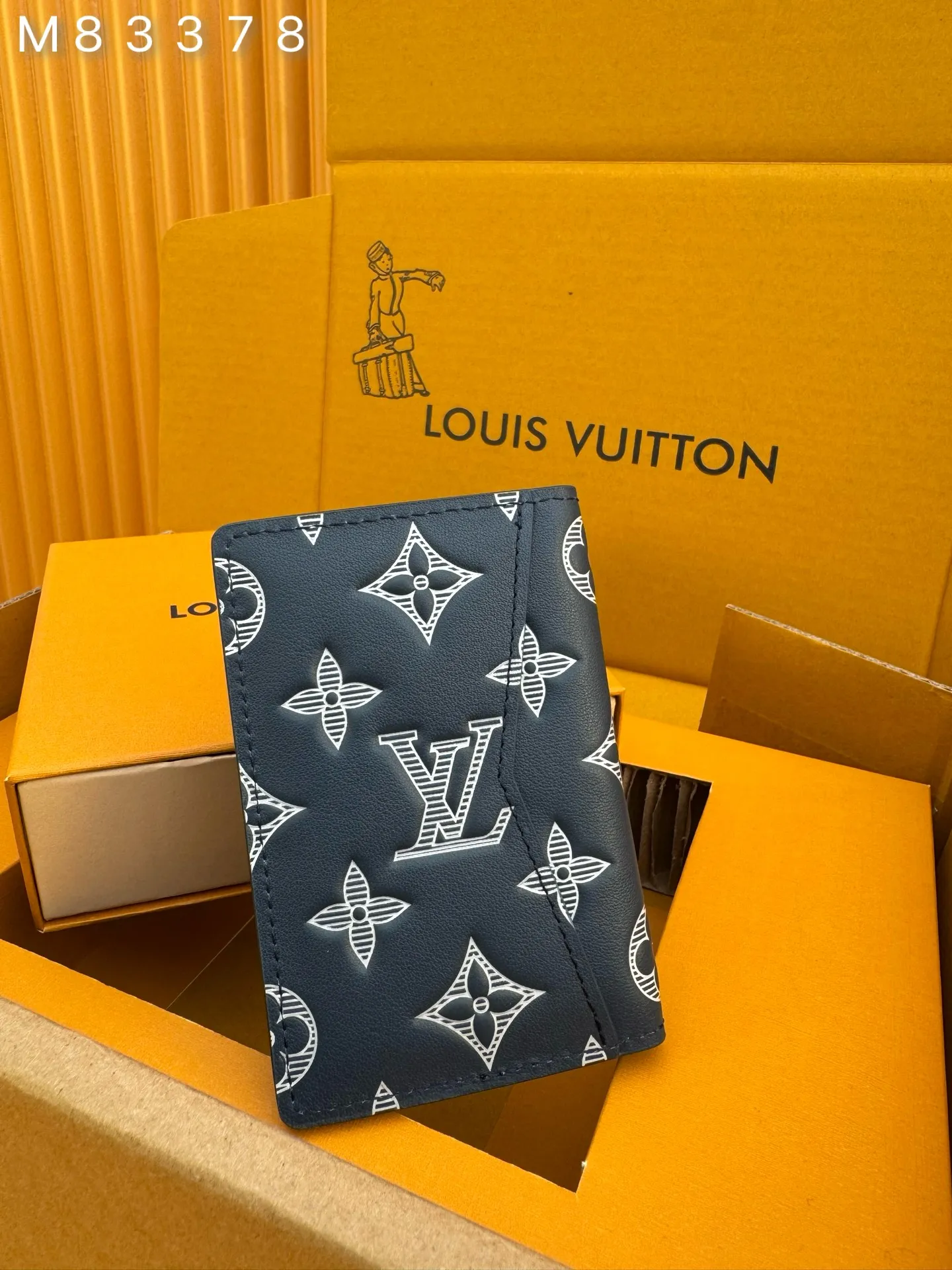 M83378 "Special Duty Free" ♻️[Official special edition·First-class material·All-steel hardware·French chips·Full set of packaging] This Multiple wallet is made of smooth cow leather, using printing and embossing techniques to reproduce the Monogram pattern drawn by Georges Vuitton in 1896, showing a strong retro sentiment. 7.5x11.1x1cm 💰400