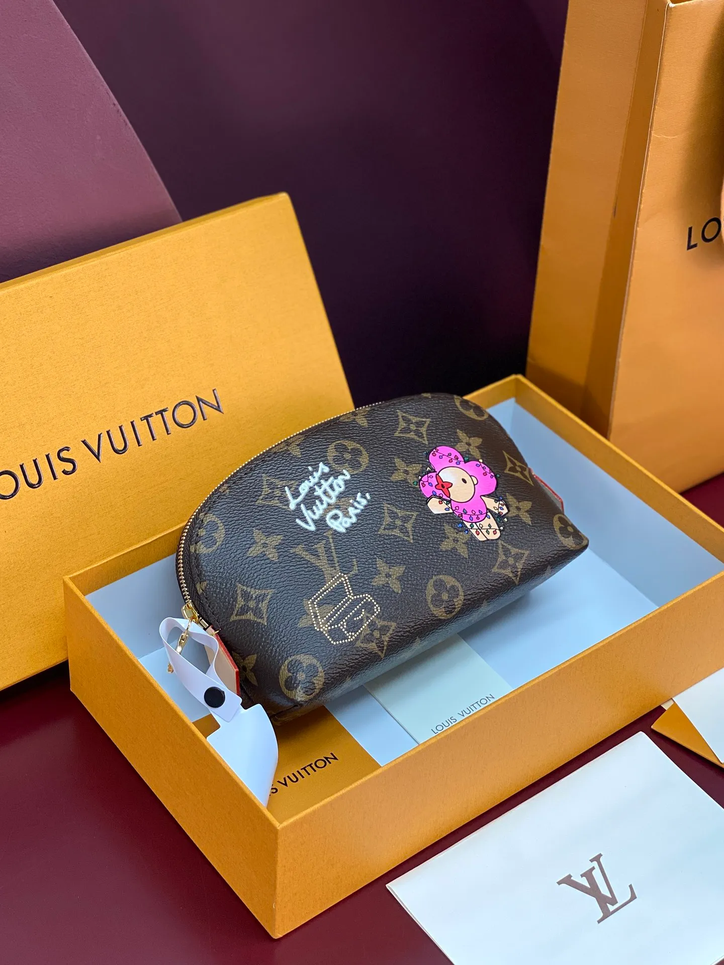 M47515 box! Christmas Small Cosmetic Bag POCHETTE COSMÉTIQUE Cosmetic Bag This compact cosmetic bag is made of Monogram Yh canvas and can be easily placed in a handbag. The round bag body and flat bottom design make it easy to access cosmetics. Dimensions: 19x12×6cm. 💰400