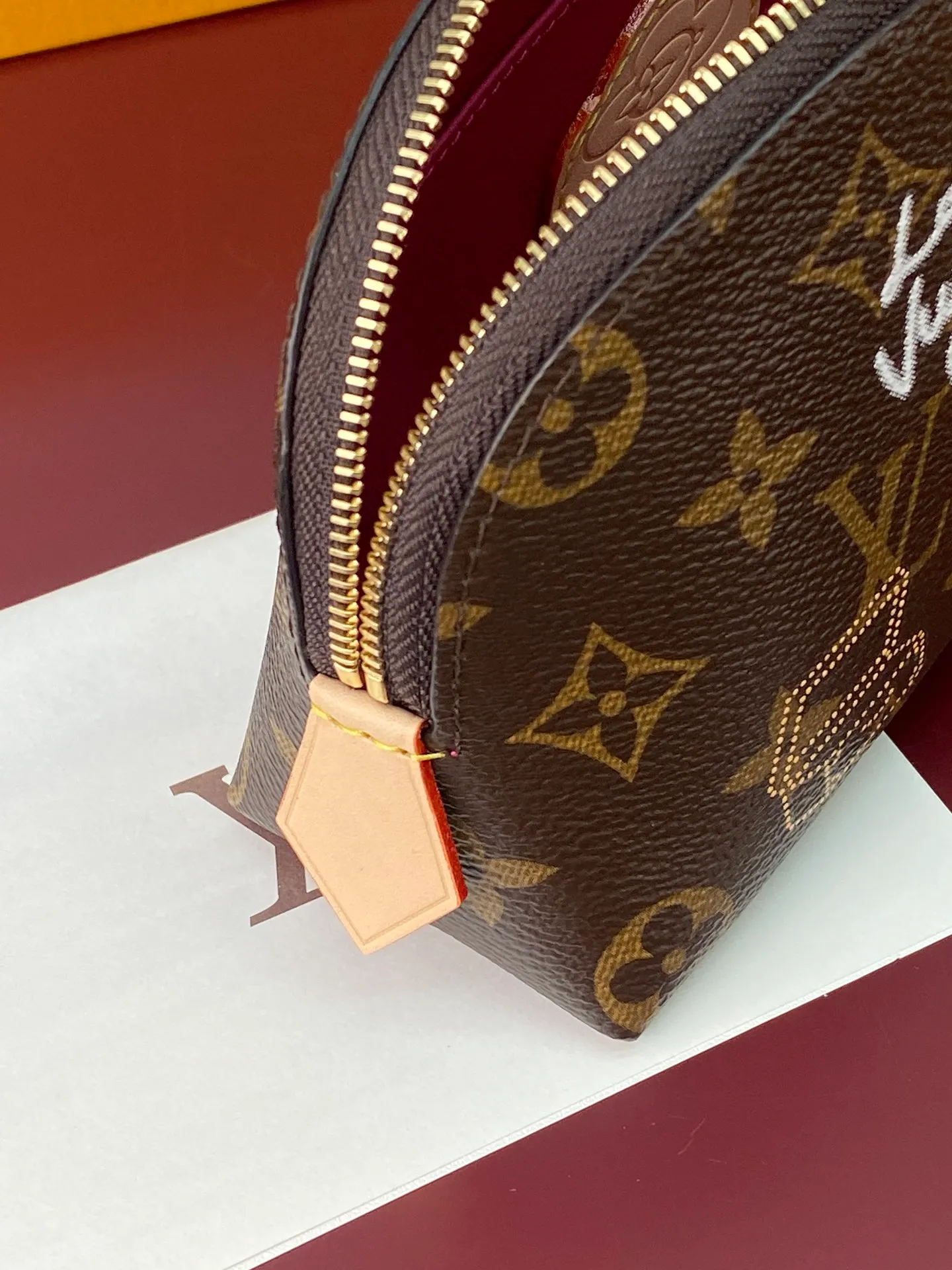 M47515 box! Christmas Small Cosmetic Bag POCHETTE COSMÉTIQUE Cosmetic Bag This compact cosmetic bag is made of Monogram Yh canvas and can be easily placed in a handbag. The round bag body and flat bottom design make it easy to access cosmetics. Dimensions: 19x12×6cm. 💰400