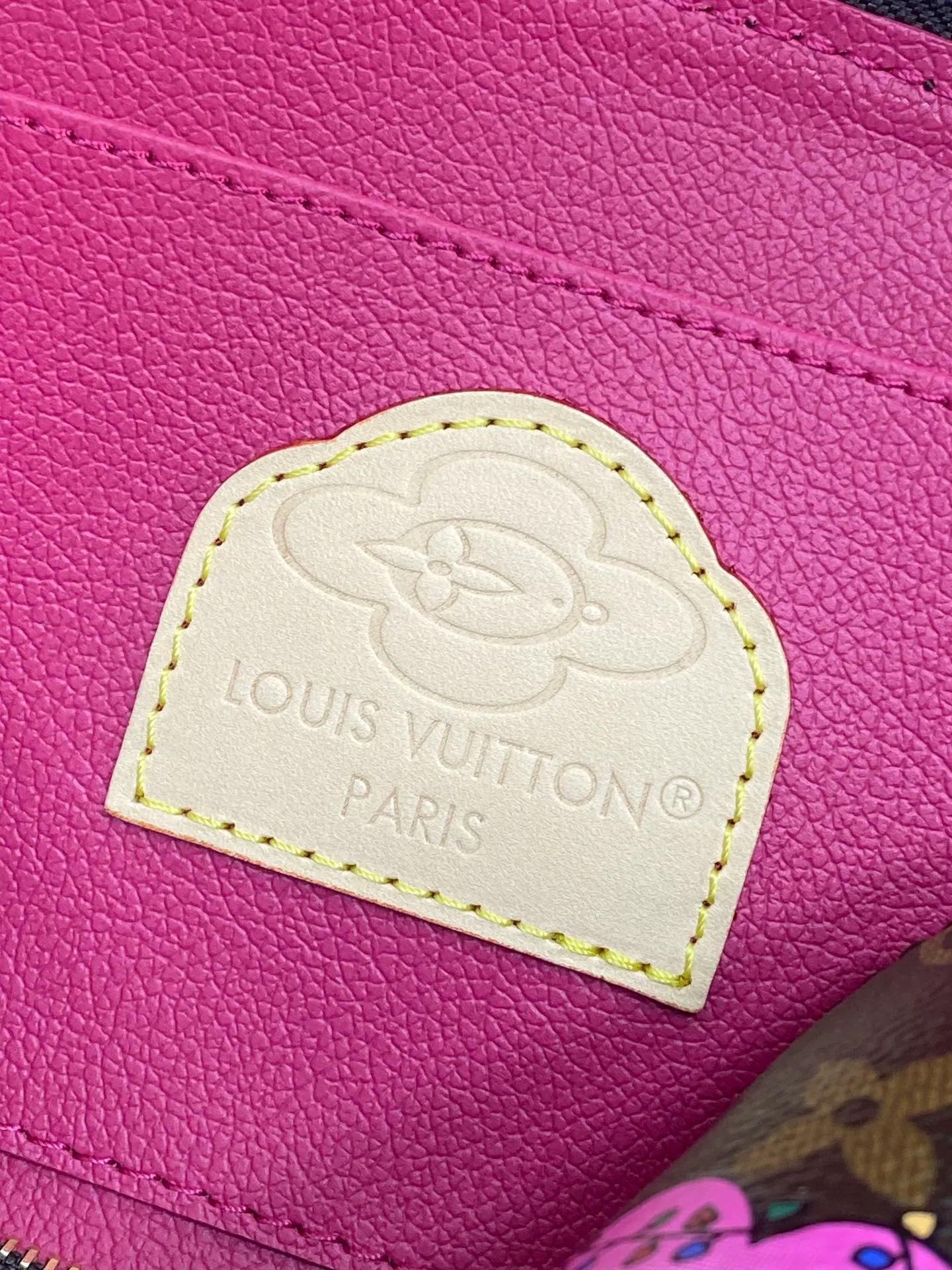 M47515 box! Christmas Small Cosmetic Bag POCHETTE COSMÉTIQUE Cosmetic Bag This compact cosmetic bag is made of Monogram Yh canvas and can be easily placed in a handbag. The round bag body and flat bottom design make it easy to access cosmetics. Dimensions: 19x12×6cm. 💰400