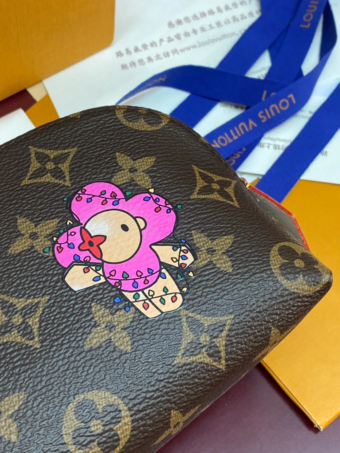 M47515 box! Christmas Small Cosmetic Bag POCHETTE COSMÉTIQUE Cosmetic Bag This compact cosmetic bag is made of Monogram Yh canvas and can be easily placed in a handbag. The round bag body and flat bottom design make it easy to access cosmetics. Dimensions: 19x12×6cm. 💰400