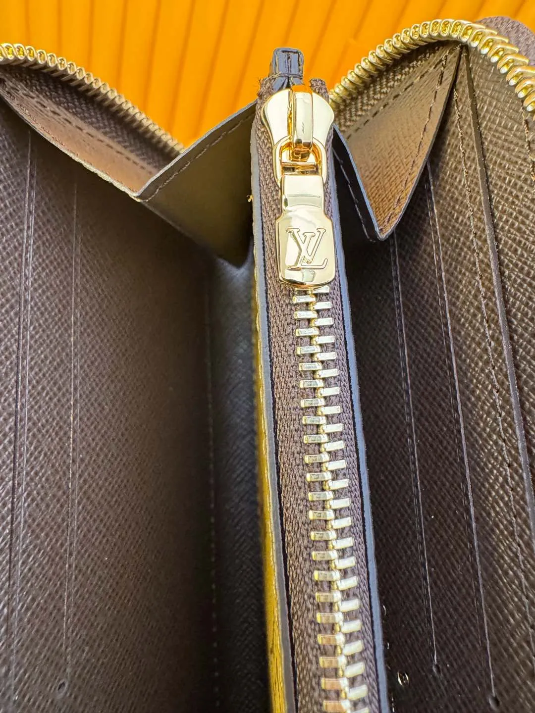 M82336 "Special Duty Free" ♻️[Official special edition·First class material·All steel hardware·French chip·Full set of packaging] The Clémence wallet is redesigned with an elegant and delicate line design made of single-sided reverse canvas. This classic accessory, wrapped in leather and canvas, features a slim shape with a secure zip. It includes several practical pockets and compartments, as well as 8 card slots. 20x9x2cm 💰740