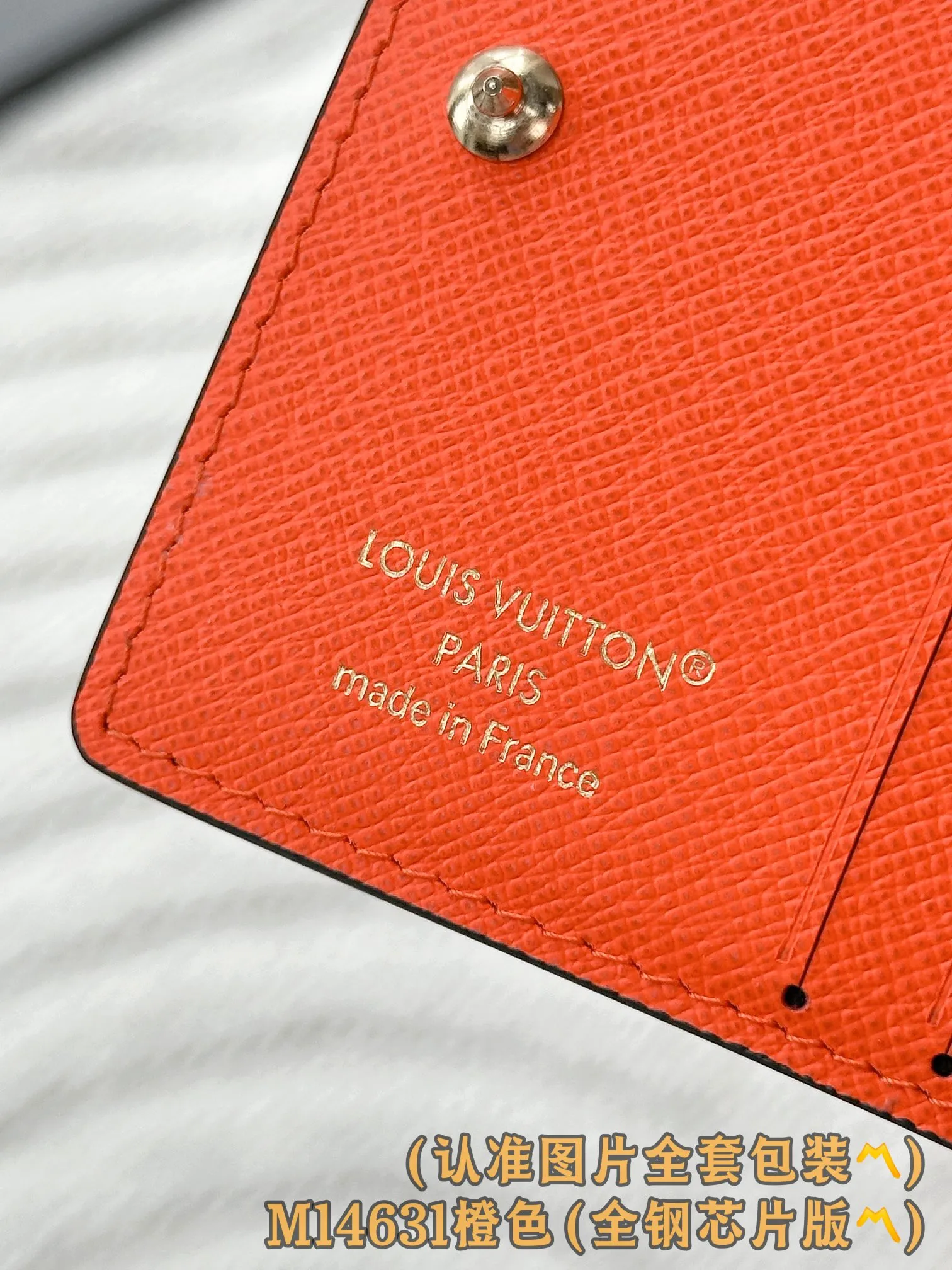 M14631 Orange (〽️Grade A all-steel〽️) personalized customized version! 163 code change! LV Charms pocket wallet, this compact LV Charms pocket wallet shows the perfect balance of classic and modern style. The wallet is made of iconic Monogram canvas and lined with bright contrasting leather. This practical yet playful design features an enamel charm and a metal charm, both decorated with the brand's signature Monogram floral pattern. The wallet can store banknotes, change and three business cards.  9 x 10 x 2.5 cm (length x height x width). 💰580