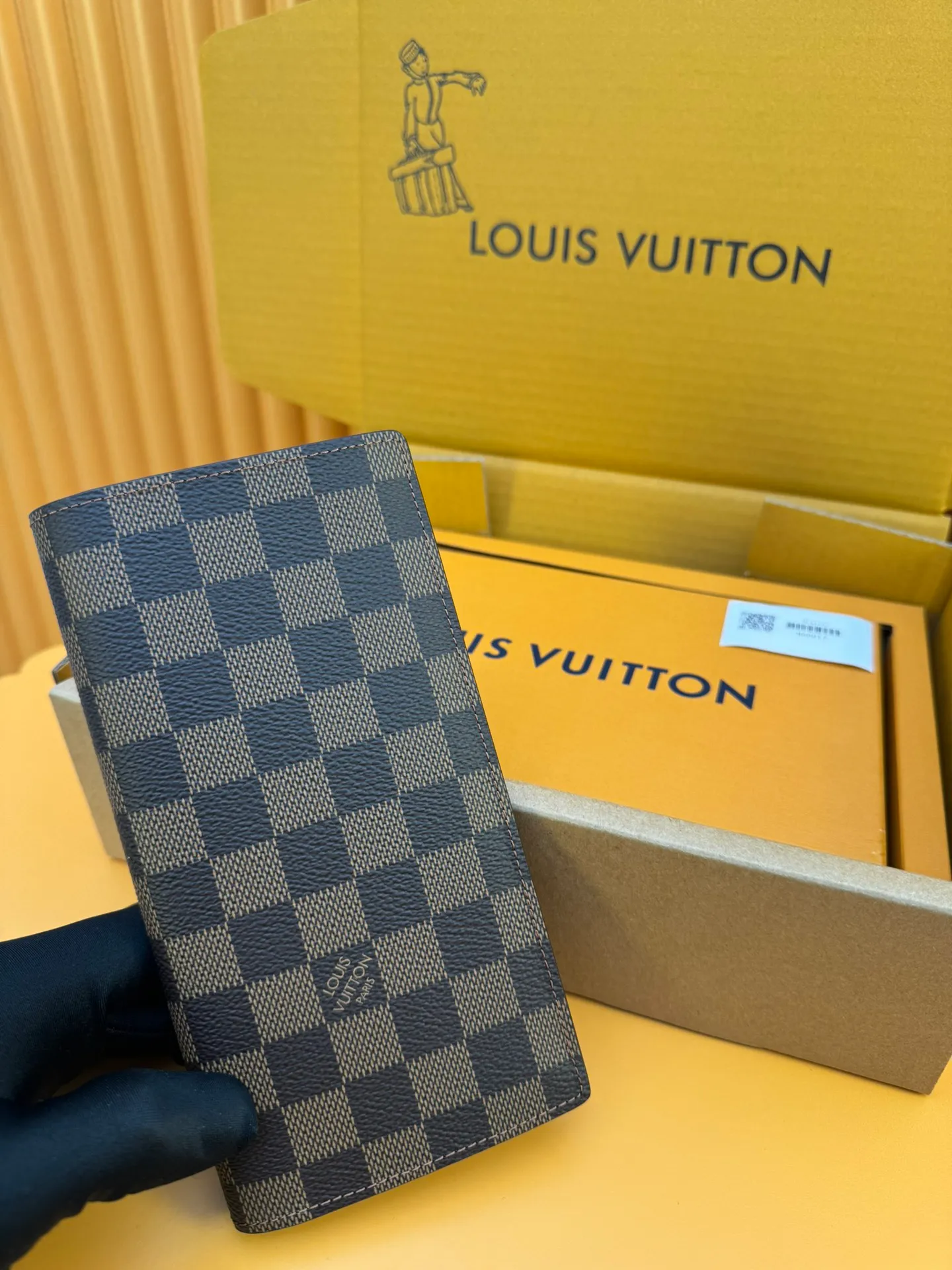 N60017 "Special Duty Free" ♻️[Official special edition·First class material·All steel hardware·French chip·Full set of packaging] This Brazza wallet made of Monogram canvas exudes unstoppable masculinity. It's spacious and functional and can easily be stowed away in a coat pocket. Can hold change, credit cards and banknotes. 19x10x2cm 💰600