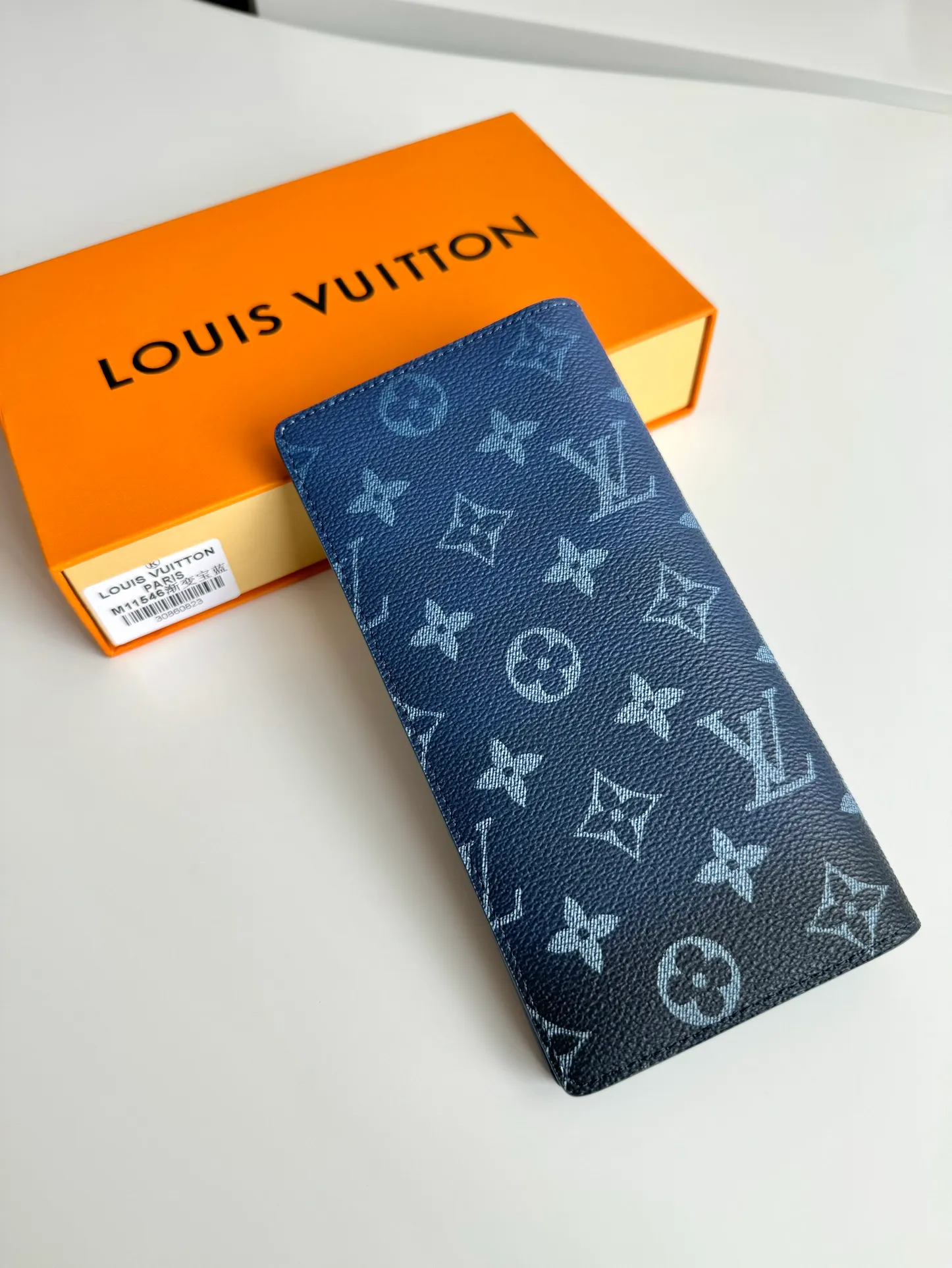 P420🇫🇷Exclusive real shot of overseas original M11546 gradient sapphire blue! This Brazza wallet is made from Monogram Gradient coated canvas, with a gradient effect that elegantly depicts the gradual dissipation of the Monogram pattern. Card slots, compartments and a zippered coin compartment reflect functionality. Size: 19×10×2cm