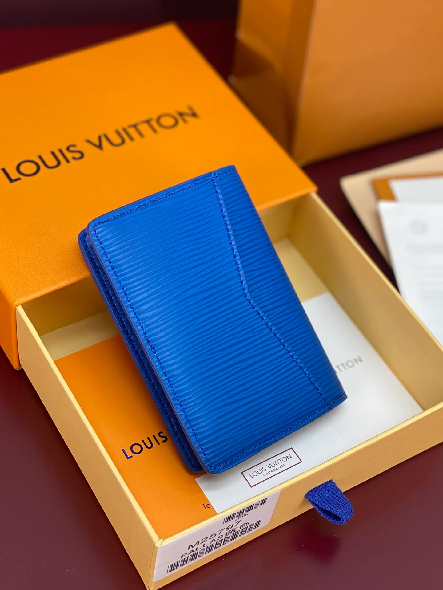 M25797 blue! 🐢Pocket wallet, this pocket wallet is made of grained Epi leather dip-dyed in bright colors, and its fine embossing combines artistic beauty and tough texture. The LV letters on the front and inner stripes are rich in details, and the inner and outer pockets and card slots complete functional considerations.  11 x 1 x 8 cm (height x width x length). 💰360