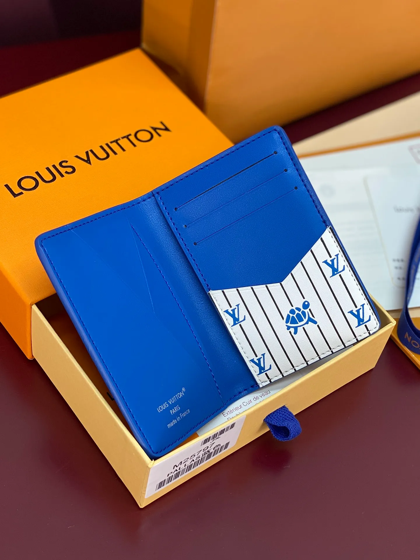 M25797 blue! 🐢Pocket wallet, this pocket wallet is made of grained Epi leather dip-dyed in bright colors, and its fine embossing combines artistic beauty and tough texture. The LV letters on the front and inner stripes are rich in details, and the inner and outer pockets and card slots complete functional considerations.  11 x 1 x 8 cm (height x width x length). 💰360