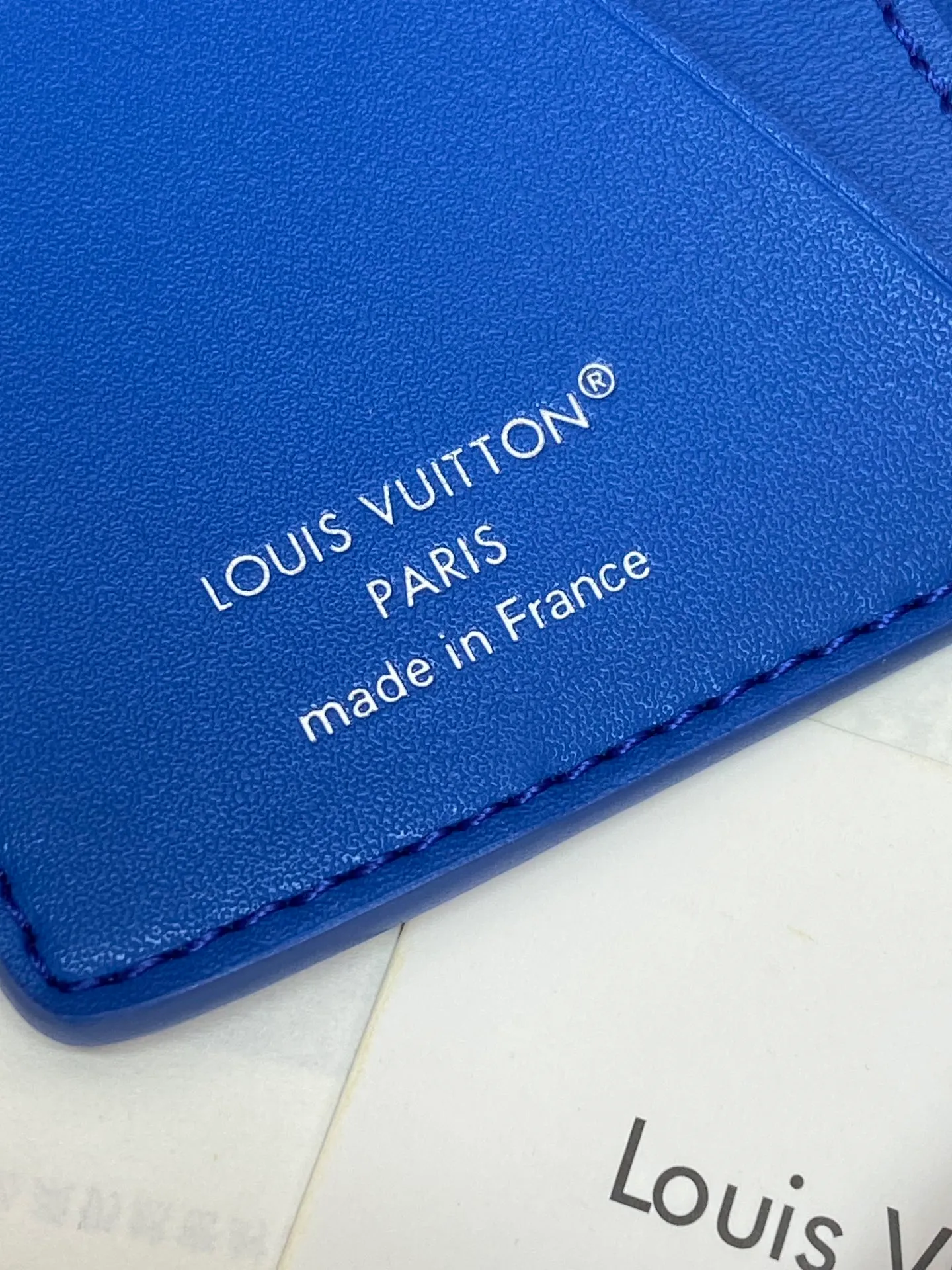 M25797 blue! 🐢Pocket wallet, this pocket wallet is made of grained Epi leather dip-dyed in bright colors, and its fine embossing combines artistic beauty and tough texture. The LV letters on the front and inner stripes are rich in details, and the inner and outer pockets and card slots complete functional considerations.  11 x 1 x 8 cm (height x width x length). 💰360