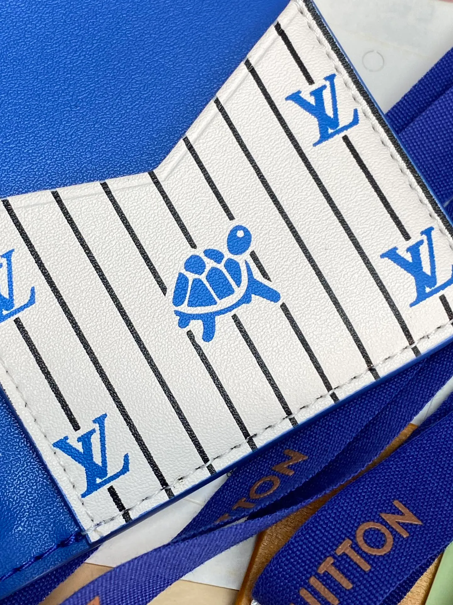 M25797 blue! 🐢Pocket wallet, this pocket wallet is made of grained Epi leather dip-dyed in bright colors, and its fine embossing combines artistic beauty and tough texture. The LV letters on the front and inner stripes are rich in details, and the inner and outer pockets and card slots complete functional considerations.  11 x 1 x 8 cm (height x width x length). 💰360