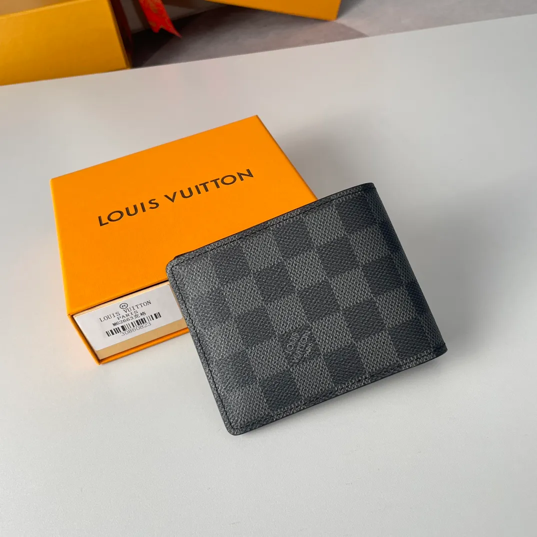 P220🇫🇷Exclusive real shot of overseas original order N62663! Part of the Damier Graphite canvas series, this wallet has a stylish and low-profile design that is convenient for storing banknotes, credit cards and receipts. It is lightweight and durable and can easily fit into a jacket or pants pocket. Size 11×9cm