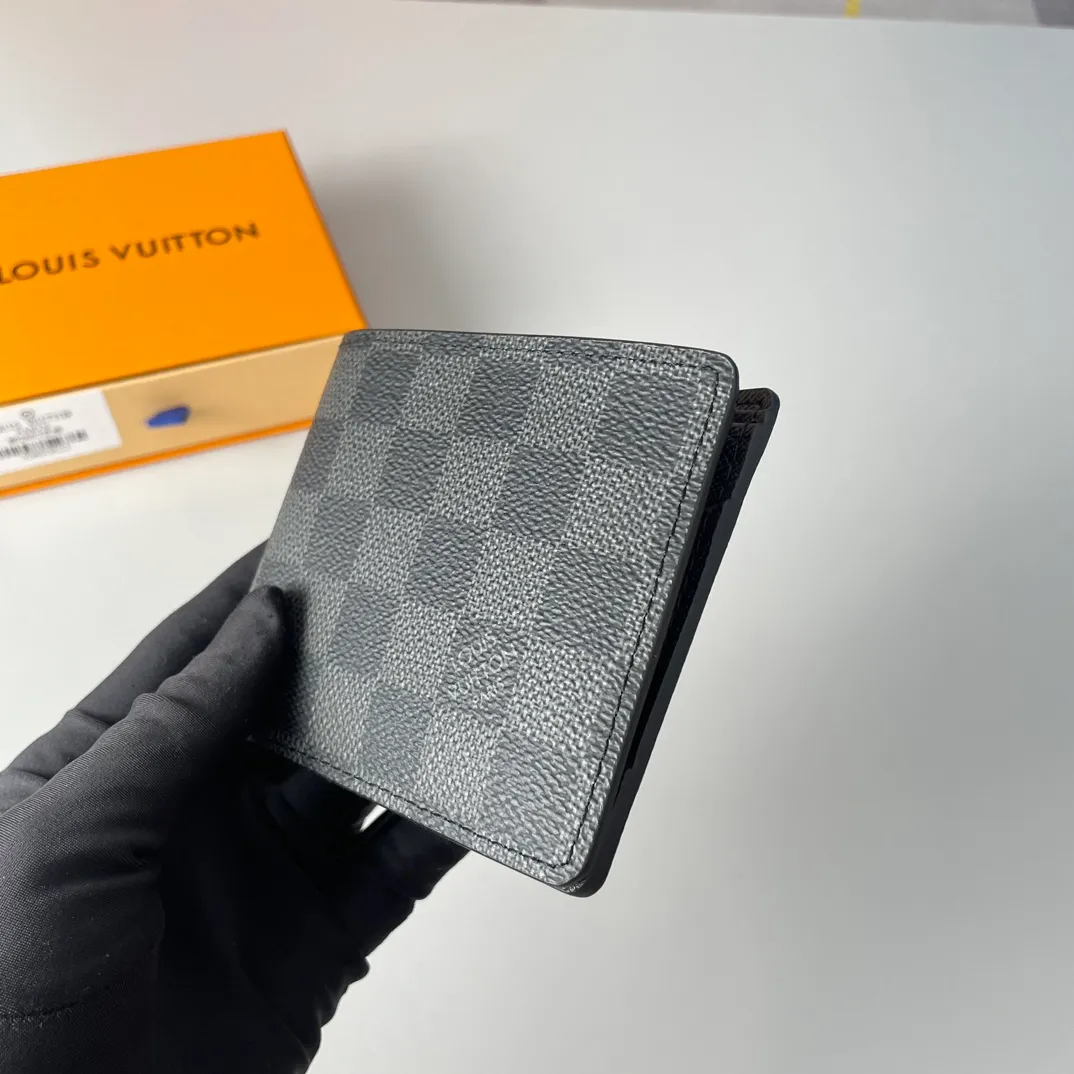 P220🇫🇷Exclusive real shot of overseas original order N62663! Part of the Damier Graphite canvas series, this wallet has a stylish and low-profile design that is convenient for storing banknotes, credit cards and receipts. It is lightweight and durable and can easily fit into a jacket or pants pocket. Size 11×9cm
