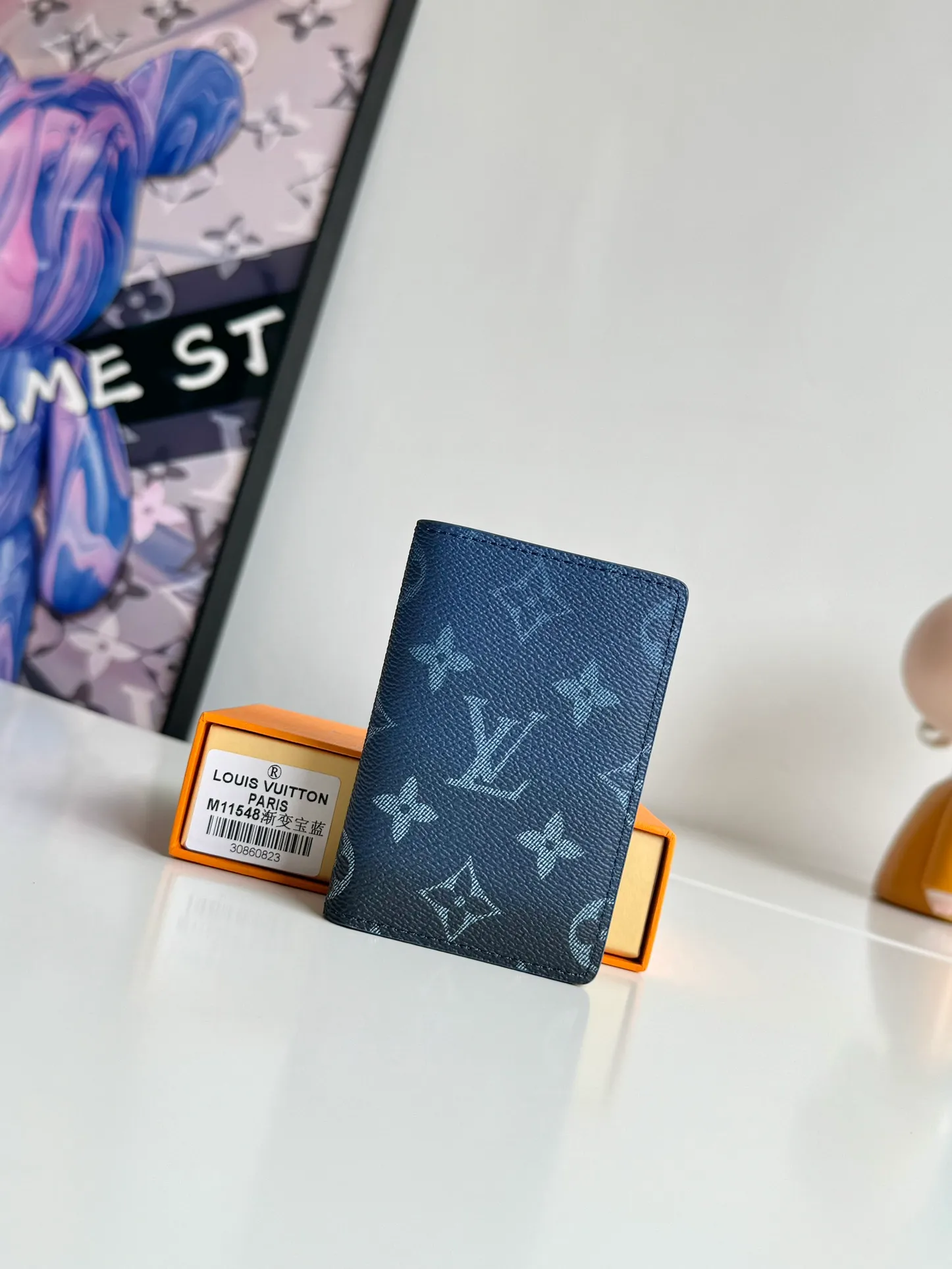 P300🇫🇷Exclusive real shot of overseas original M11548 gradient sapphire blue! This pocket wallet is made of Monogram Gradient canvas, and the classic design is updated with the Monogram pattern that gradually disappears upward. It has a card compartment and an inner pocket, and an outer patch pocket at the rear adds functionality. Size: 11×7.5cm