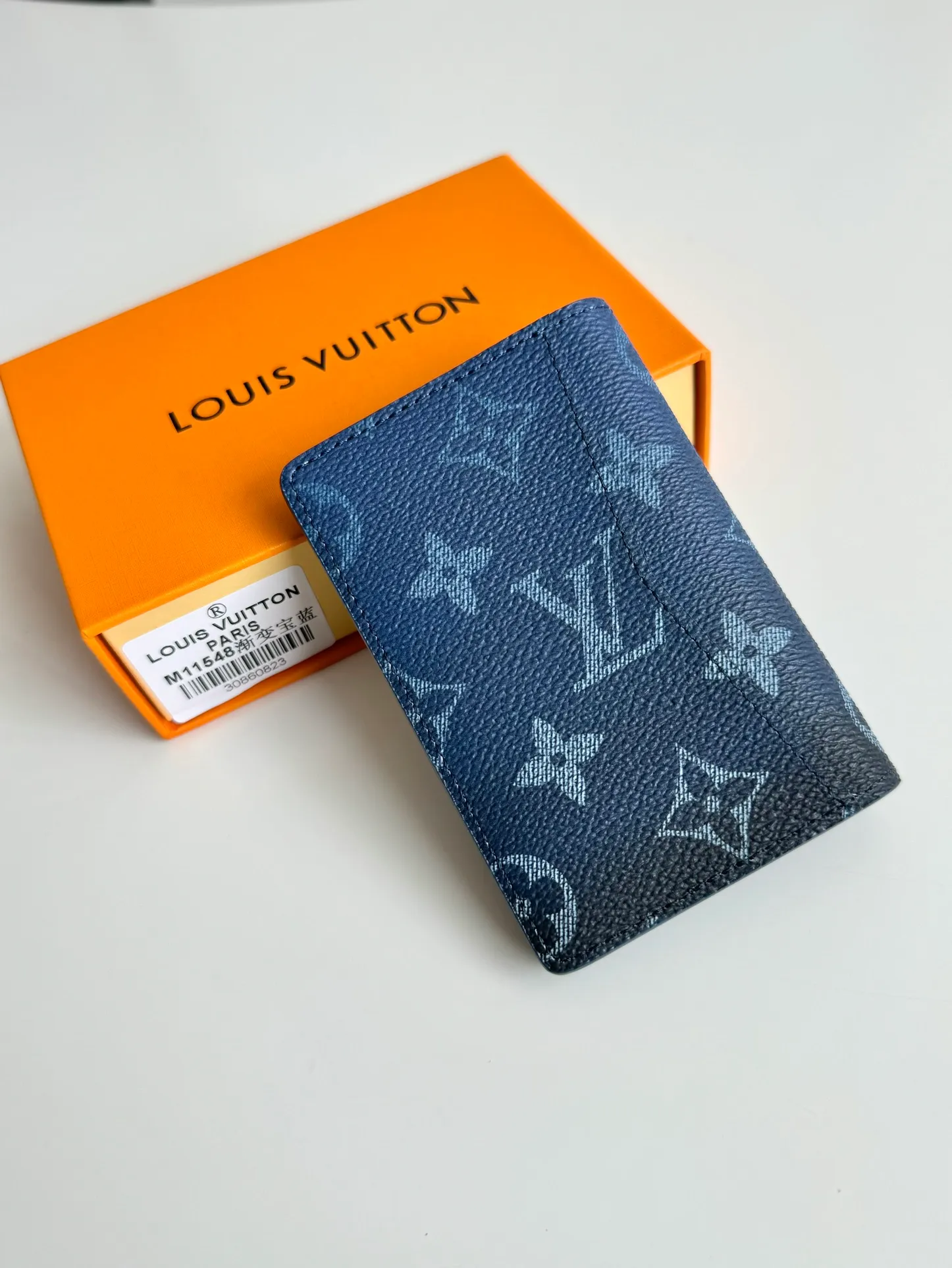 P300🇫🇷Exclusive real shot of overseas original M11548 gradient sapphire blue! This pocket wallet is made of Monogram Gradient canvas, and the classic design is updated with the Monogram pattern that gradually disappears upward. It has a card compartment and an inner pocket, and an outer patch pocket at the rear adds functionality. Size: 11×7.5cm