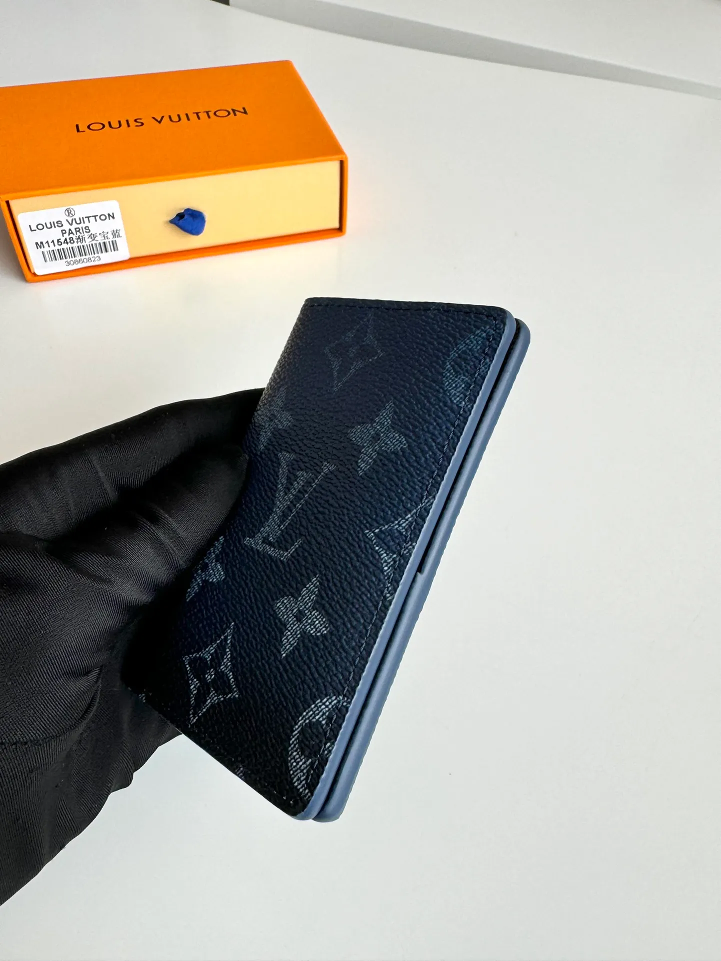 P300🇫🇷Exclusive real shot of overseas original M11548 gradient sapphire blue! This pocket wallet is made of Monogram Gradient canvas, and the classic design is updated with the Monogram pattern that gradually disappears upward. It has a card compartment and an inner pocket, and an outer patch pocket at the rear adds functionality. Size: 11×7.5cm