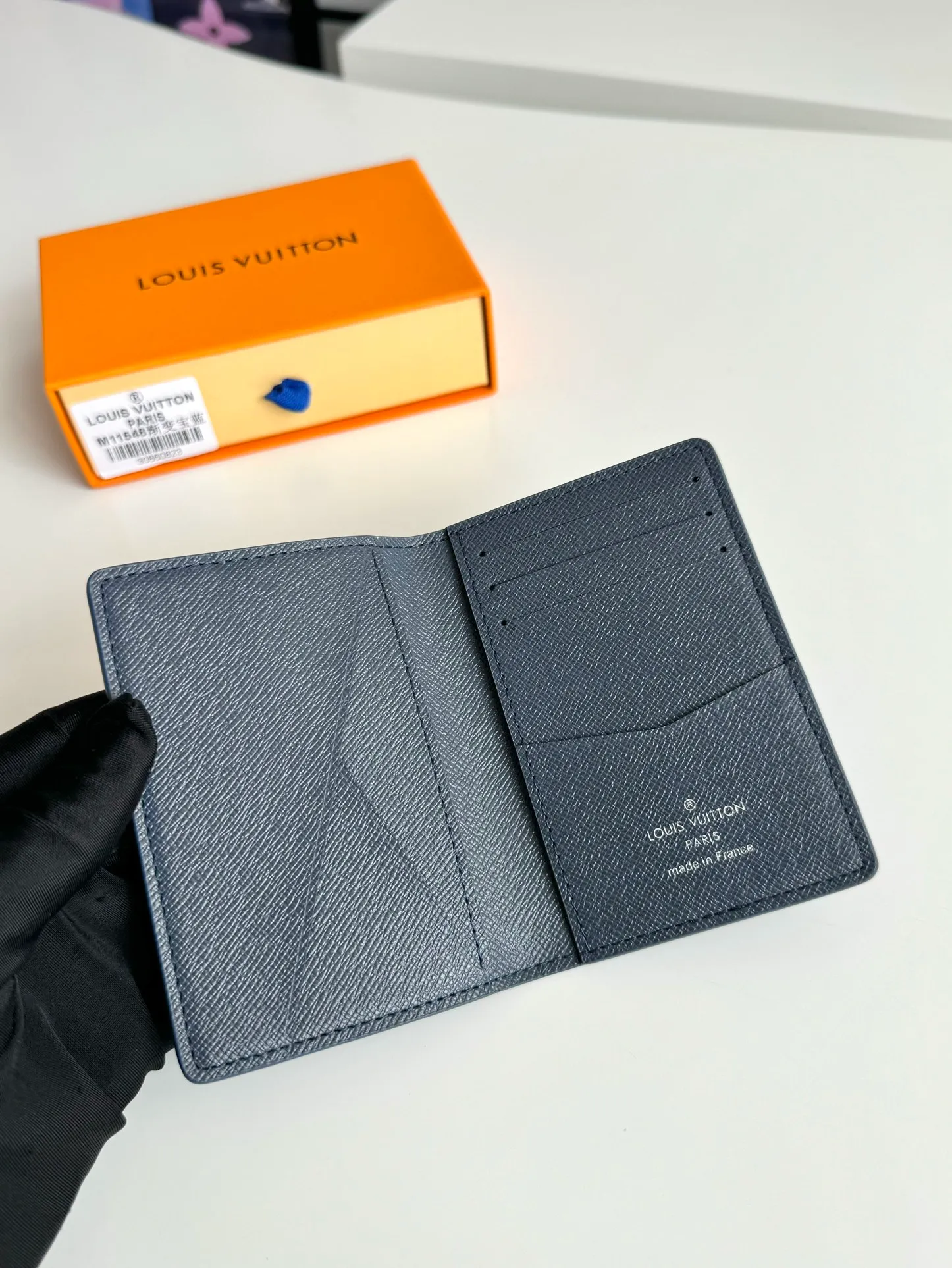 P300🇫🇷Exclusive real shot of overseas original M11548 gradient sapphire blue! This pocket wallet is made of Monogram Gradient canvas, and the classic design is updated with the Monogram pattern that gradually disappears upward. It has a card compartment and an inner pocket, and an outer patch pocket at the rear adds functionality. Size: 11×7.5cm