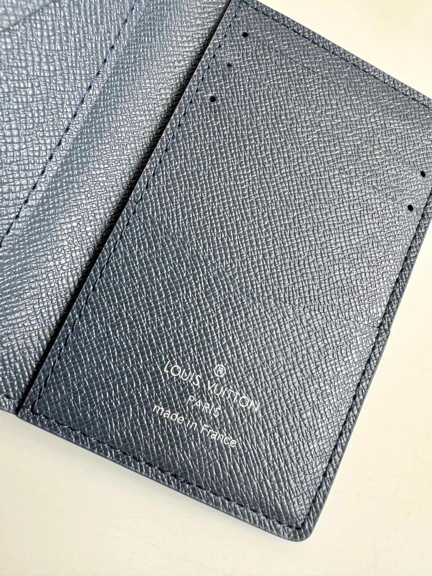 P300🇫🇷Exclusive real shot of overseas original M11548 gradient sapphire blue! This pocket wallet is made of Monogram Gradient canvas, and the classic design is updated with the Monogram pattern that gradually disappears upward. It has a card compartment and an inner pocket, and an outer patch pocket at the rear adds functionality. Size: 11×7.5cm