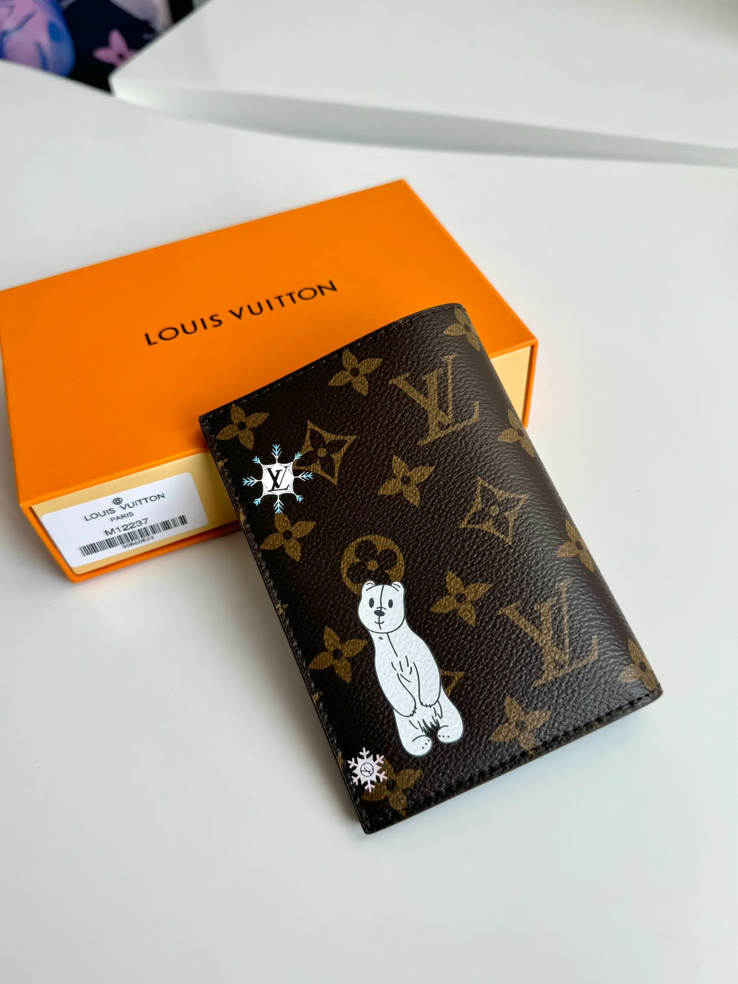 P320🇫🇷Exclusive real shot of overseas original single M12237! This passport cover displays the fun charm of the Snow Show series with the brand mascot Vivienne, depicting LV snowflakes and cute polar bears on Monogram canvas. The leather lining is a finishing touch, and a flap pocket and card slot provide organized organization. Size: 14×10×2.5cm