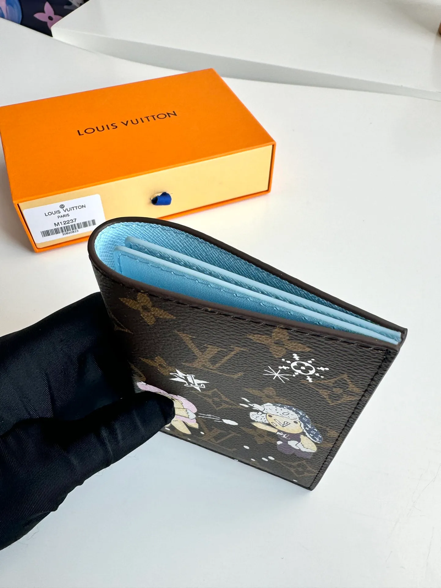 P320🇫🇷Exclusive real shot of overseas original single M12237! This passport cover displays the fun charm of the Snow Show series with the brand mascot Vivienne, depicting LV snowflakes and cute polar bears on Monogram canvas. The leather lining is a finishing touch, and a flap pocket and card slot provide organized organization. Size: 14×10×2.5cm