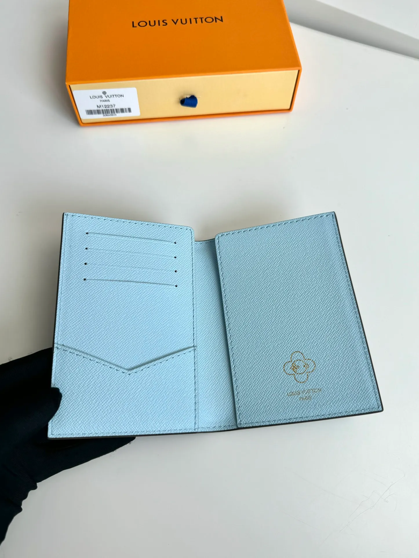 P320🇫🇷Exclusive real shot of overseas original single M12237! This passport cover displays the fun charm of the Snow Show series with the brand mascot Vivienne, depicting LV snowflakes and cute polar bears on Monogram canvas. The leather lining is a finishing touch, and a flap pocket and card slot provide organized organization. Size: 14×10×2.5cm
