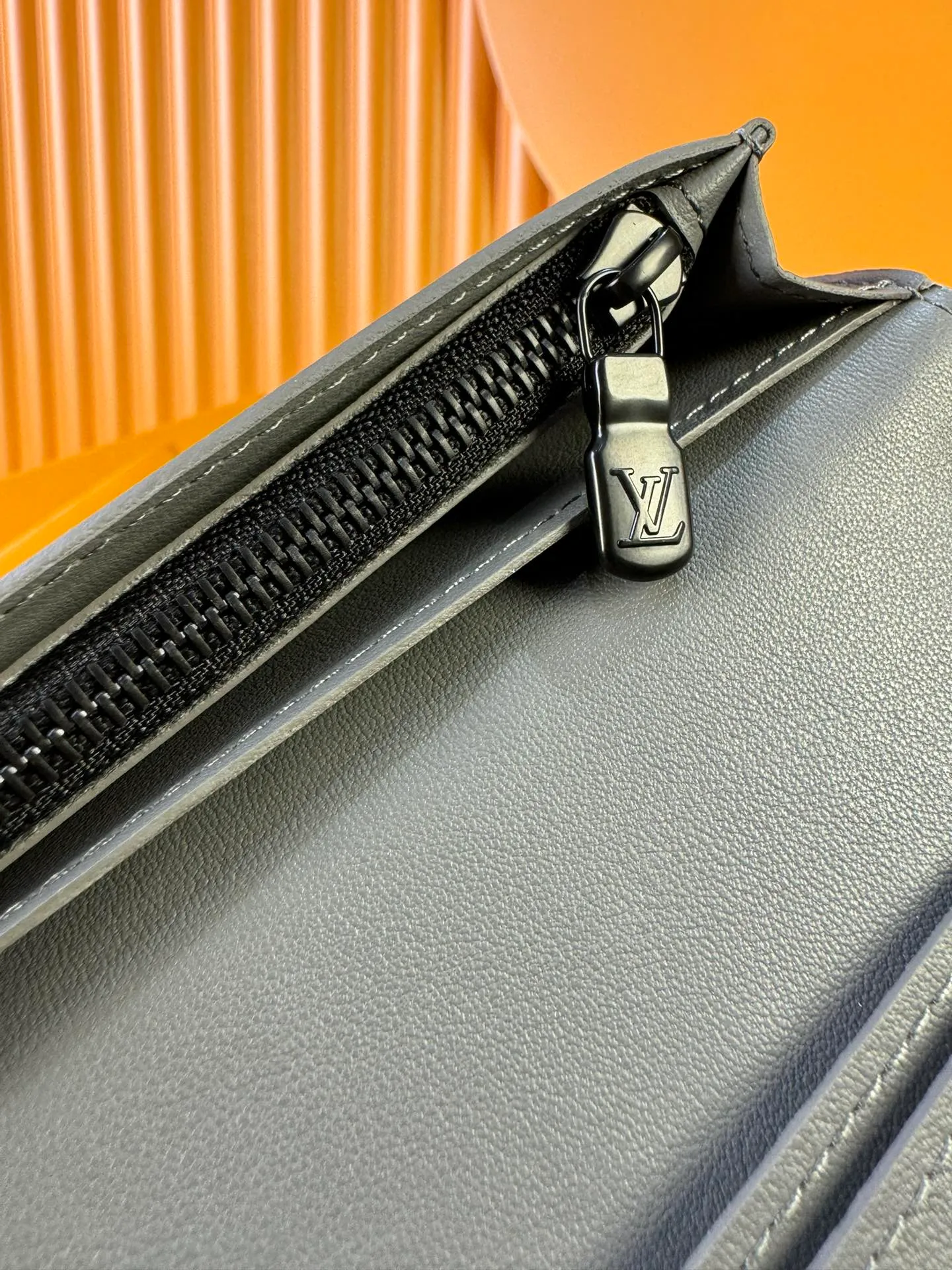 M81335 "Special Duty Free" ♻️[Official special edition·First-class material·All-steel hardware·French chips·Full set of packaging] This Brazza wallet is made of Monogram Shadow leather to stretch its toughness. Soft cow leather embossed with Louis Vuitton's signature Monogram pattern, compartments, coin pocket and card slot can hold banknotes and receipts. 10 x 19 x 2 cm💰660