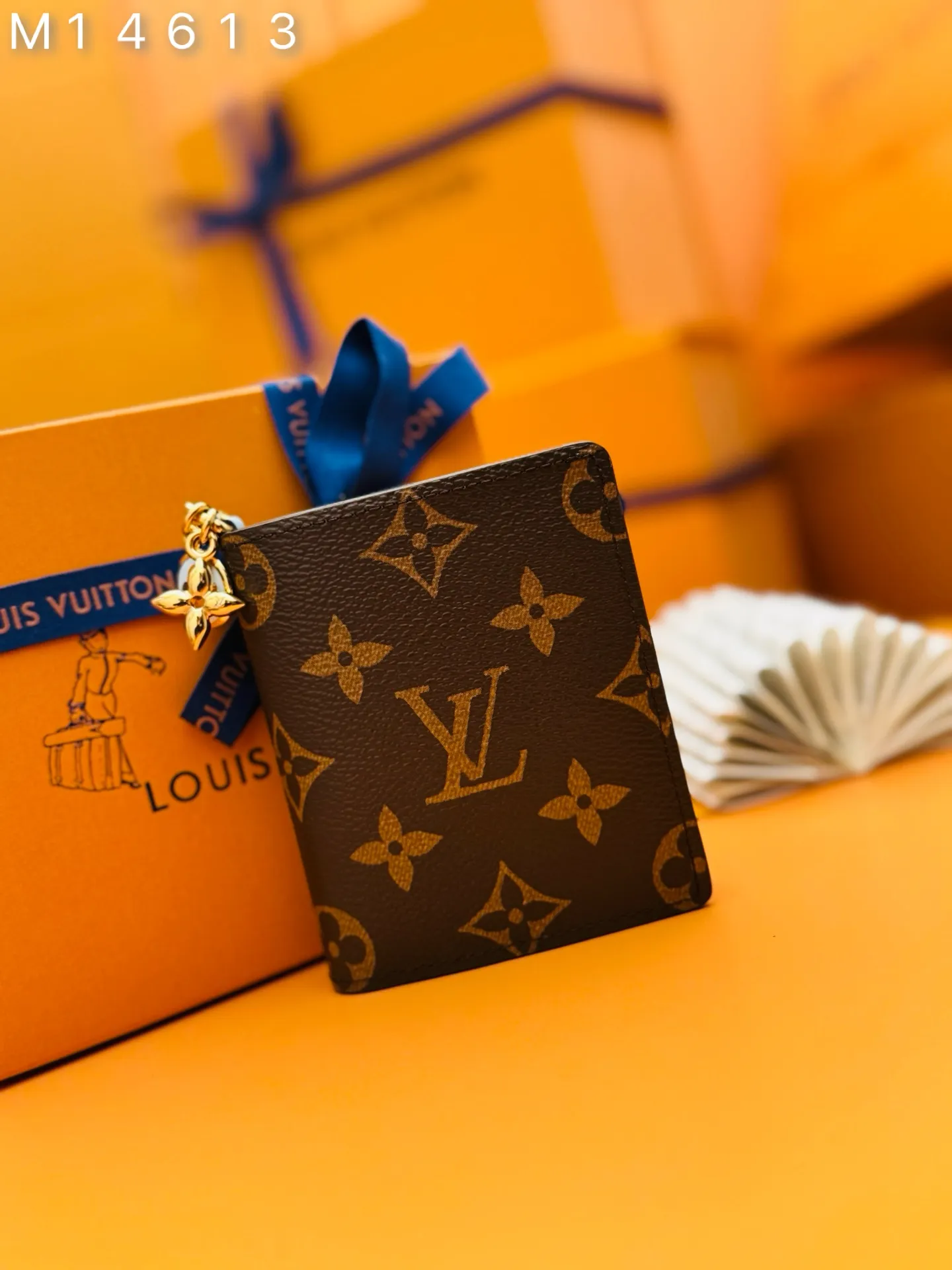 M14613 "Special Duty Free" ♻️ [Official special edition·First-class material·All steel hardware·163 chip·Full set of packaging] LV charm pocket wallet, this compact accessory skillfully combines classic and fashion. It's made from signature Monogram canvas and opens to reveal a vibrant contrasting leather lining. This practical yet playful design features an enamel and a metal hardware, both decorated with Louis Vuitton's signature Monogram floral pattern. It can be used to store banknotes, coins and three cards. 9x10x2.5cm 💰580