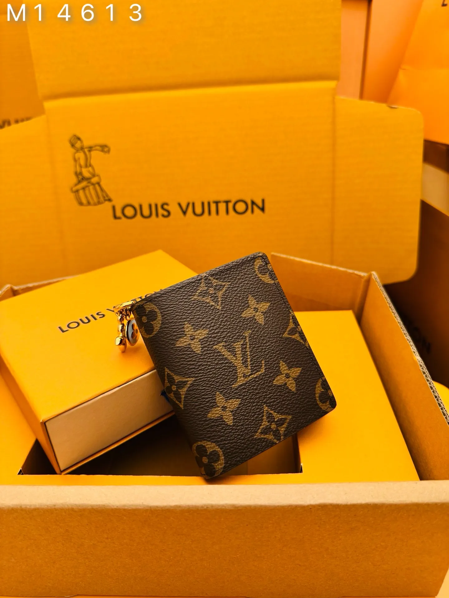 M14613 "Special Duty Free" ♻️ [Official special edition·First-class material·All steel hardware·163 chip·Full set of packaging] LV charm pocket wallet, this compact accessory skillfully combines classic and fashion. It's made from signature Monogram canvas and opens to reveal a vibrant contrasting leather lining. This practical yet playful design features an enamel and a metal hardware, both decorated with Louis Vuitton's signature Monogram floral pattern. It can be used to store banknotes, coins and three cards. 9x10x2.5cm 💰580