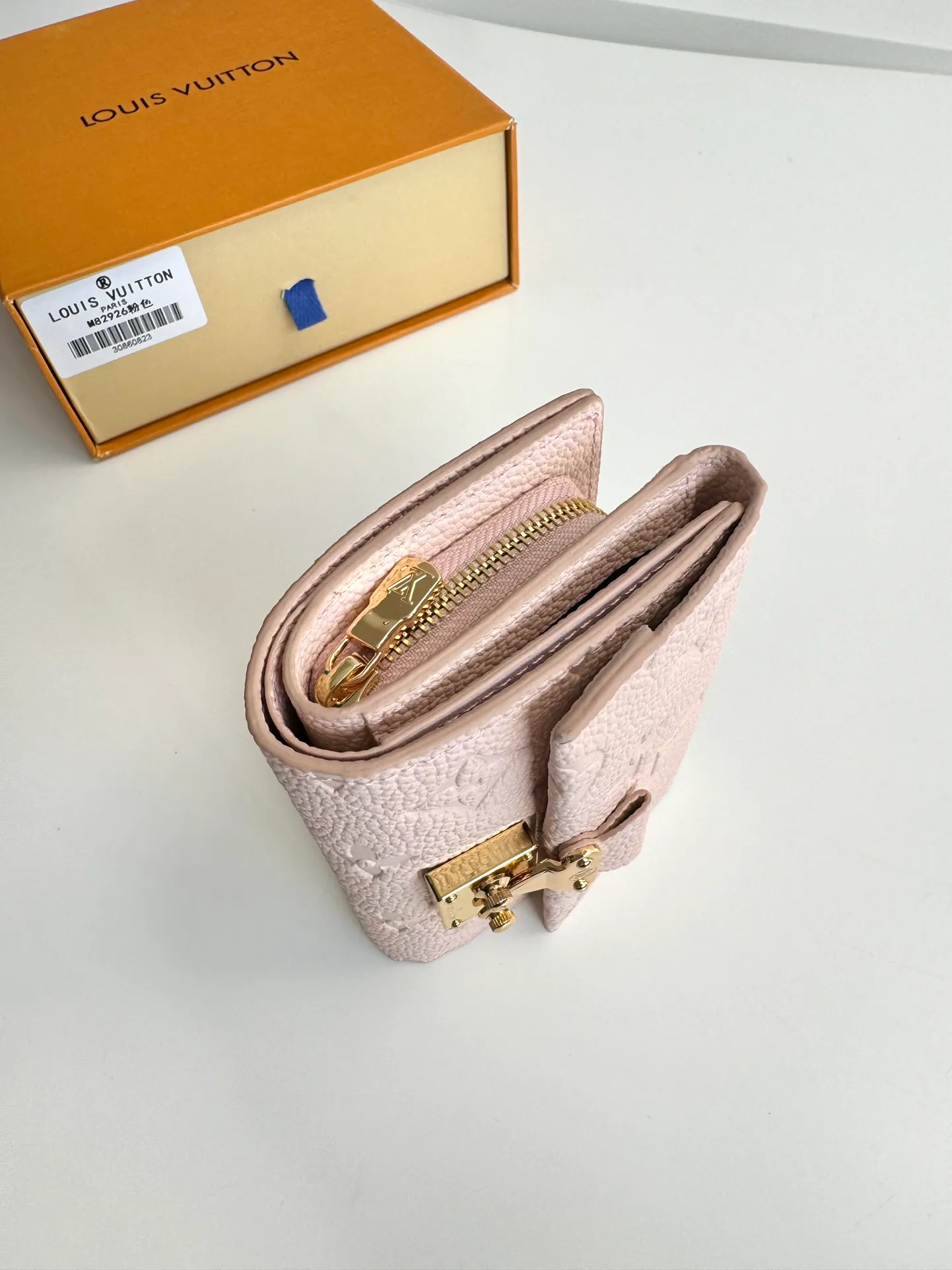 P620🇫🇷Overseas original single M82926 pink exclusive real shot! Métis Short Wallet Inspired by the Métis leather goods collection, the Métis Short Wallet is made of soft Monogram Empreinte leather embossed with the classic Monogram pattern. The pocket S-lock lock secures the flap, continuing the classic Louis Vuitton hard case elements. The elegant construction offers ample interior space, including a zipped accordion coin pocket, patch pockets and card slots. Size: 11.5×8.5×4cm