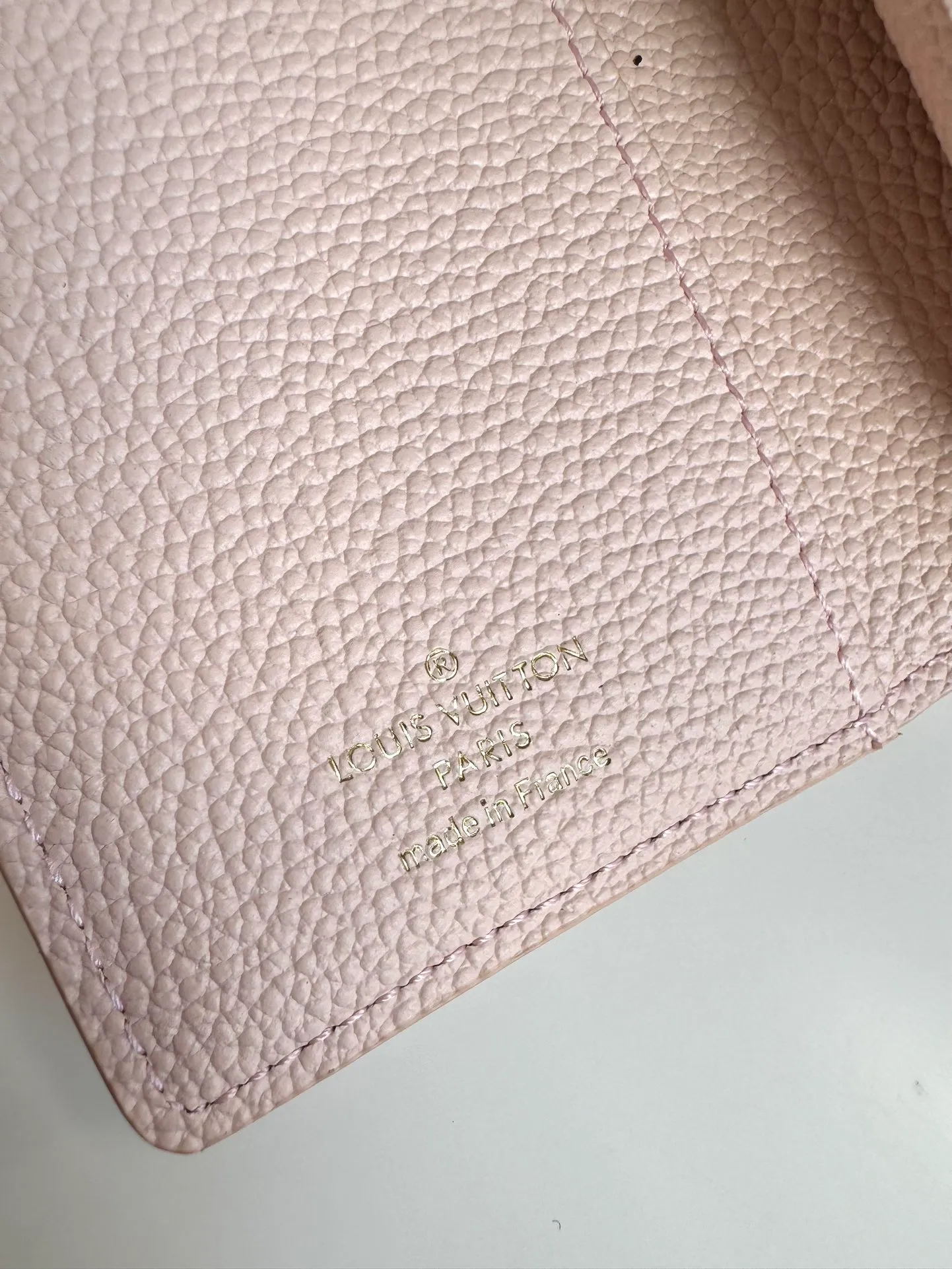 P620🇫🇷Overseas original single M82926 pink exclusive real shot! Métis Short Wallet Inspired by the Métis leather goods collection, the Métis Short Wallet is made of soft Monogram Empreinte leather embossed with the classic Monogram pattern. The pocket S-lock lock secures the flap, continuing the classic Louis Vuitton hard case elements. The elegant construction offers ample interior space, including a zipped accordion coin pocket, patch pockets and card slots. Size: 11.5×8.5×4cm