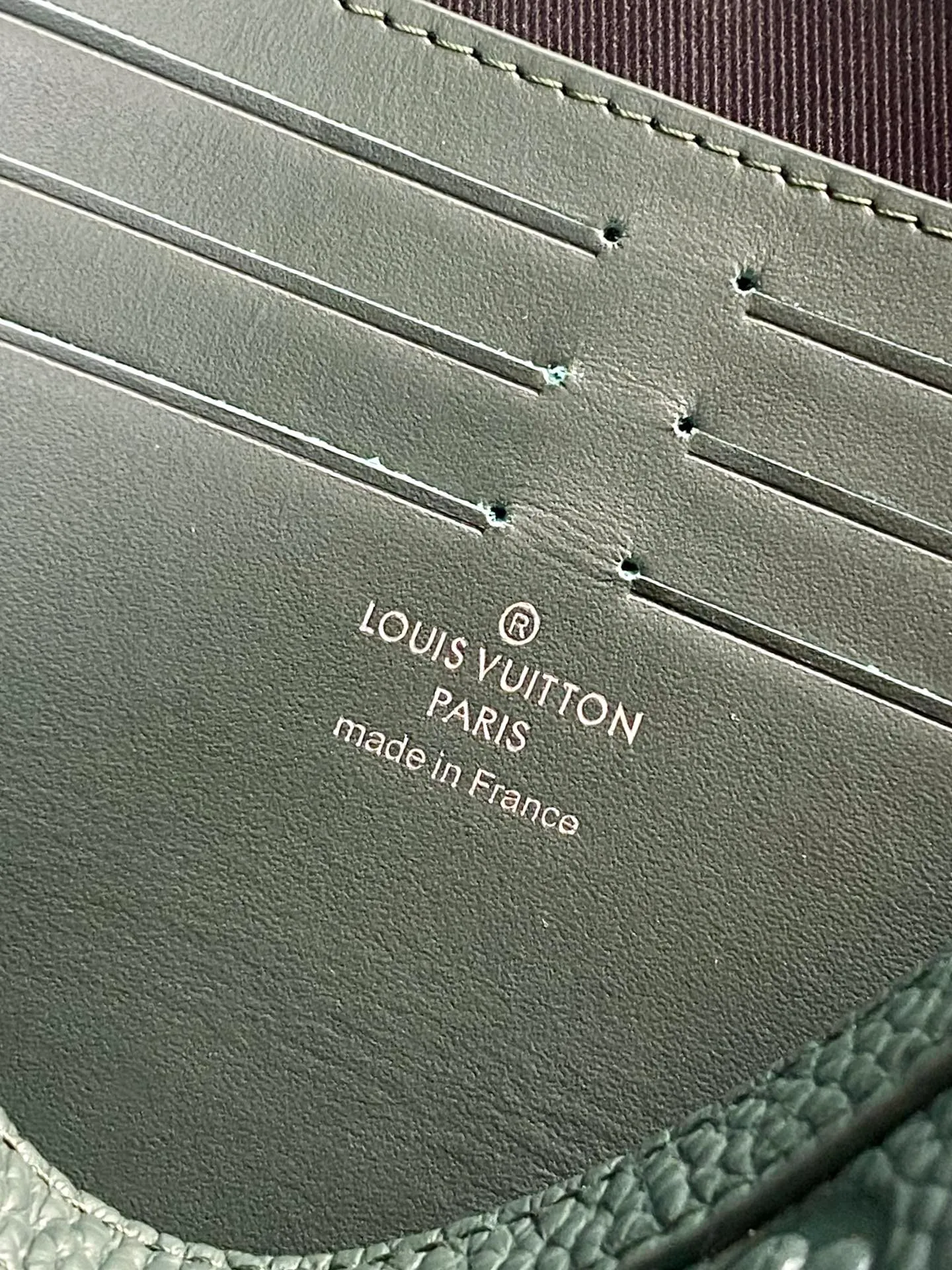 💰 720 upgraded version⚠️M61692 embossed green! Chip version, (made of first-layer cowhide) POCHETTE VOYAGE clutch. This Pochette Voyage clutch is made of Taïga pebbled cowhide, marked with LV letters on one corner, and paired with shiny metal parts. The zipper opens the card slot and main compartment, which can accommodate small items. Detailed features! 27 x 21 x 6 cm, (Length x Height x Width), Taïga cow leather, Textile lining, Metal hardware, Zip closure, Internal slip pocket, Card compartment, Made in one of France, Spain, Italy and the United States.