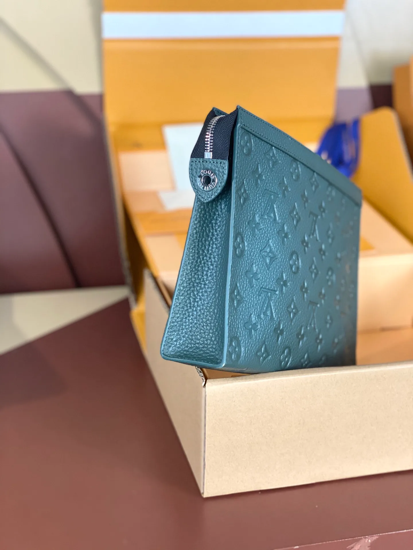 💰 720 upgraded version⚠️M61692 embossed green! Chip version, (made of first-layer cowhide) POCHETTE VOYAGE clutch. This Pochette Voyage clutch is made of Taïga pebbled cowhide, marked with LV letters on one corner, and paired with shiny metal parts. The zipper opens the card slot and main compartment, which can accommodate small items. Detailed features! 27 x 21 x 6 cm, (Length x Height x Width), Taïga cow leather, Textile lining, Metal hardware, Zip closure, Internal slip pocket, Card compartment, Made in one of France, Spain, Italy and the United States.