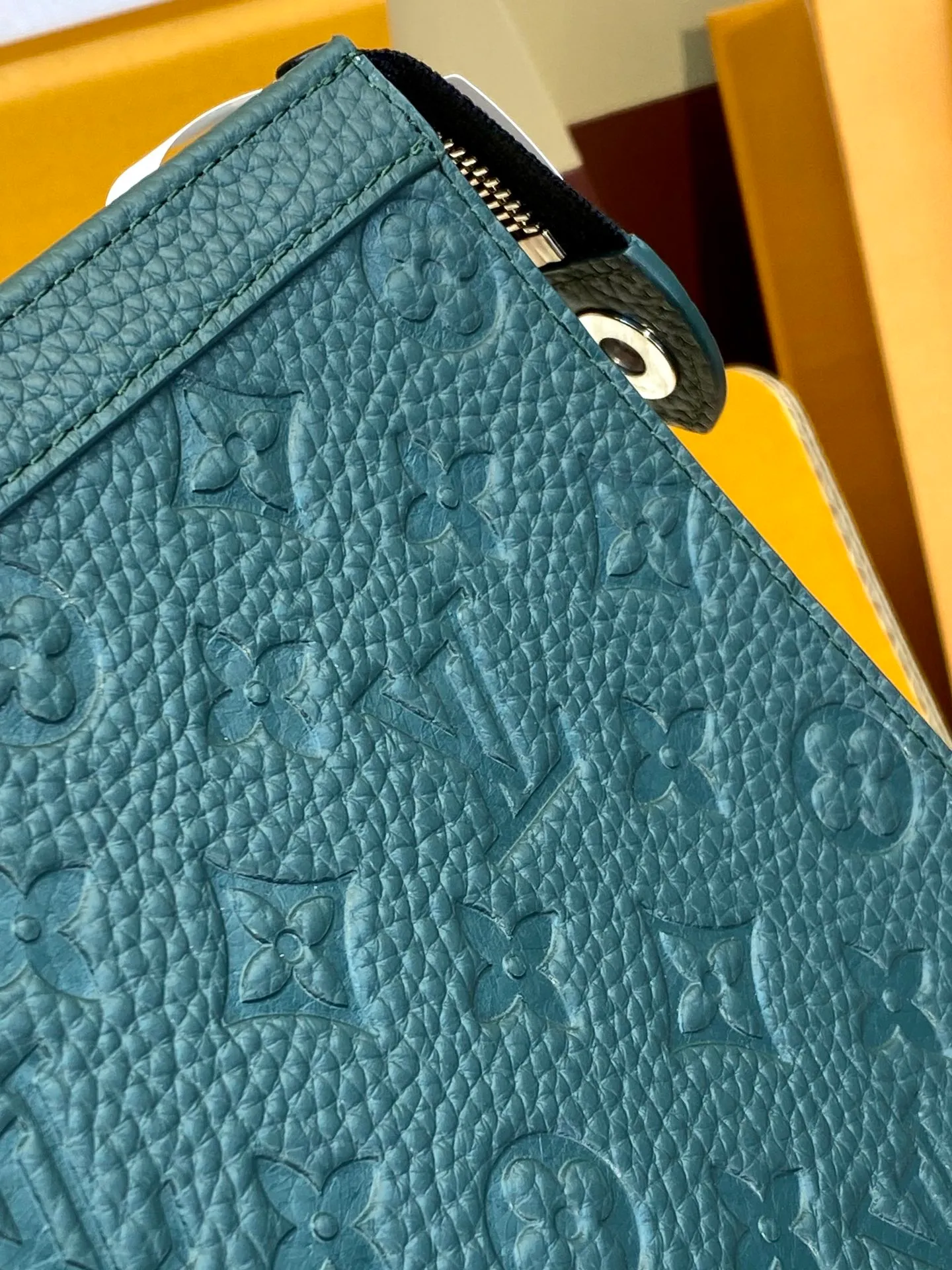 💰 720 upgraded version⚠️M61692 embossed green! Chip version, (made of first-layer cowhide) POCHETTE VOYAGE clutch. This Pochette Voyage clutch is made of Taïga pebbled cowhide, marked with LV letters on one corner, and paired with shiny metal parts. The zipper opens the card slot and main compartment, which can accommodate small items. Detailed features! 27 x 21 x 6 cm, (Length x Height x Width), Taïga cow leather, Textile lining, Metal hardware, Zip closure, Internal slip pocket, Card compartment, Made in one of France, Spain, Italy and the United States.